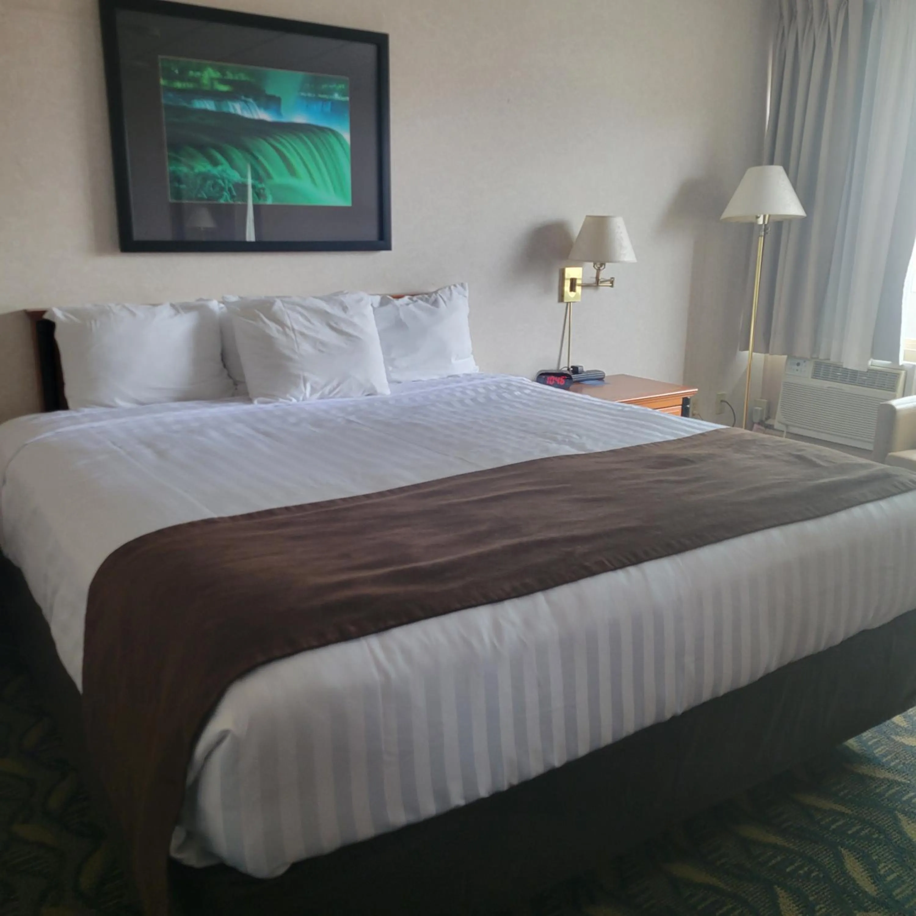 Bedroom, Bed in Travelodge by Wyndham Niagara Falls At the Falls