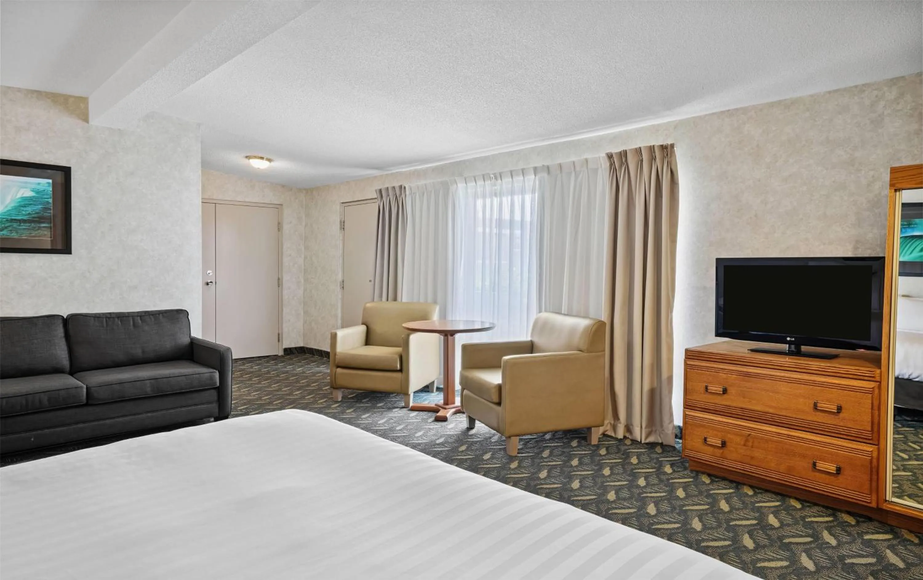 Photo of the whole room, Bed in Travelodge by Wyndham Niagara Falls At the Falls