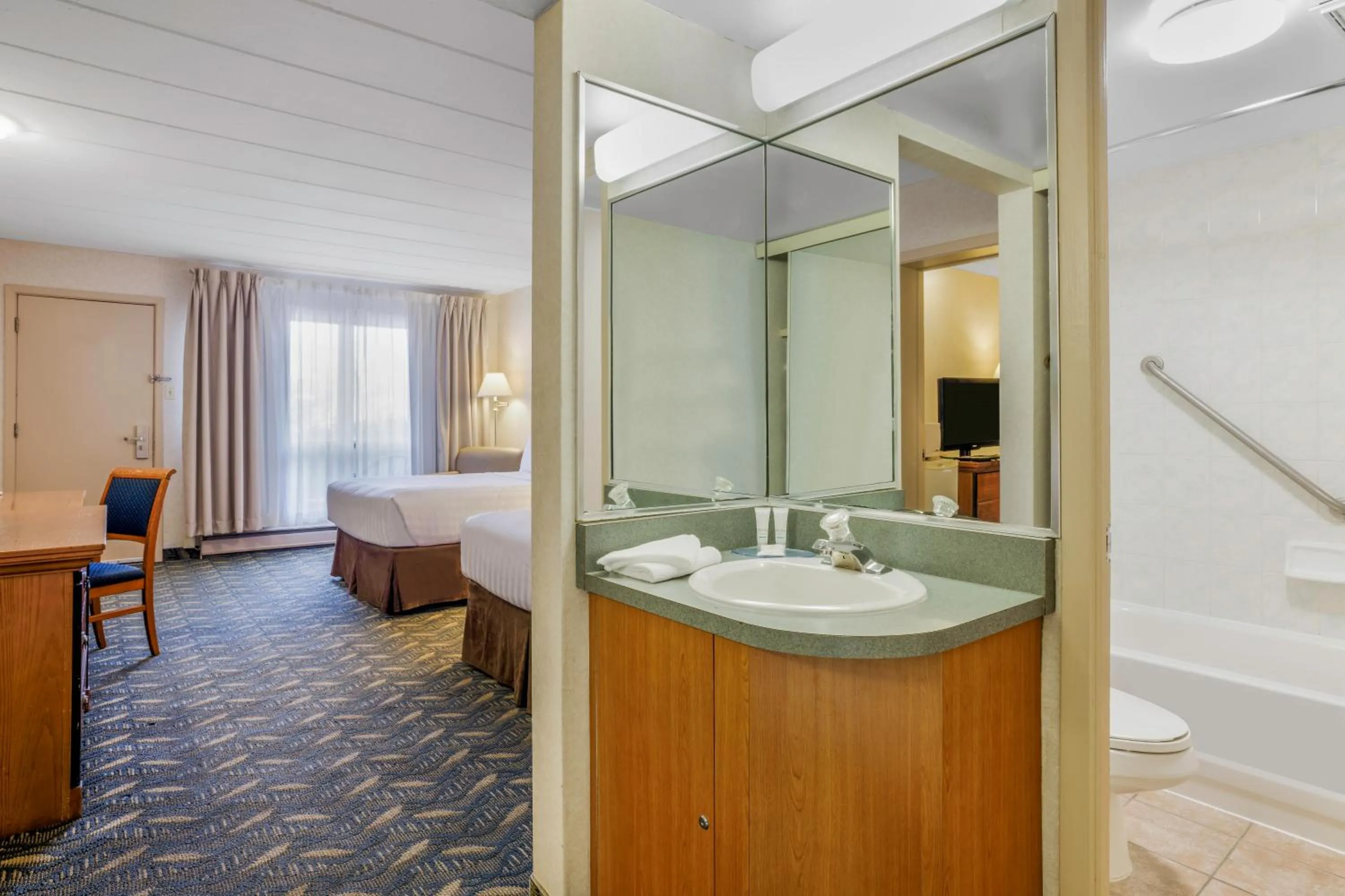 Bed in Travelodge by Wyndham Niagara Falls At the Falls