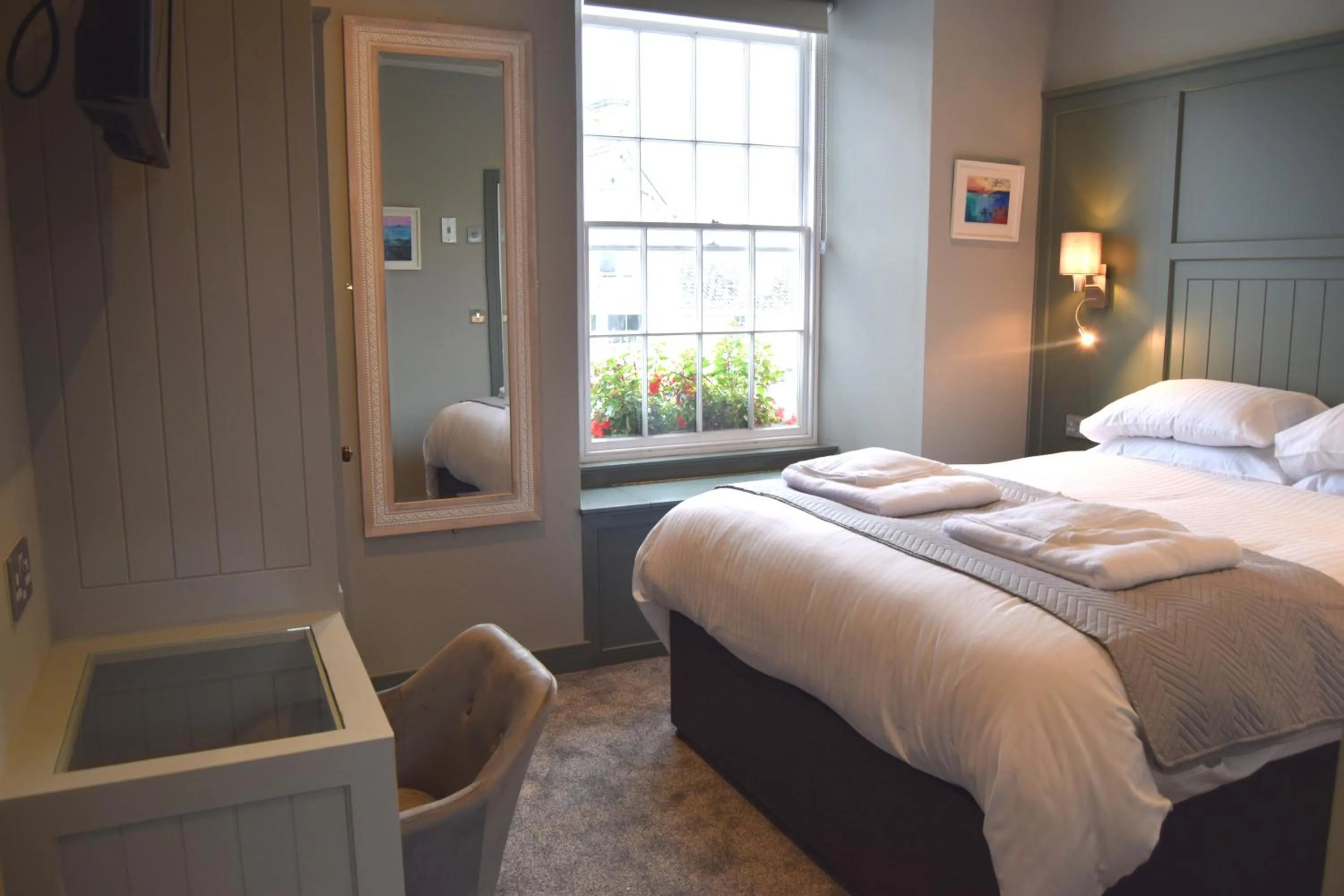 Bedroom, Bed in Crown Inn