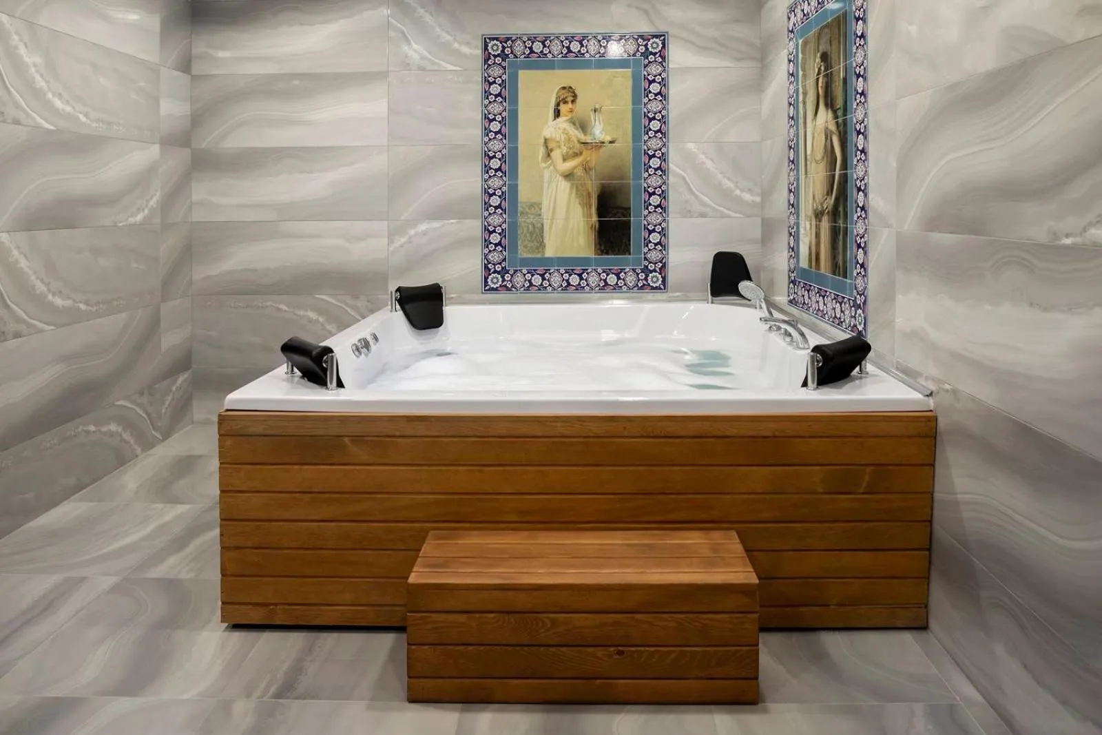 Hot Tub in LAGUN CASTLE HOTEL&SPA