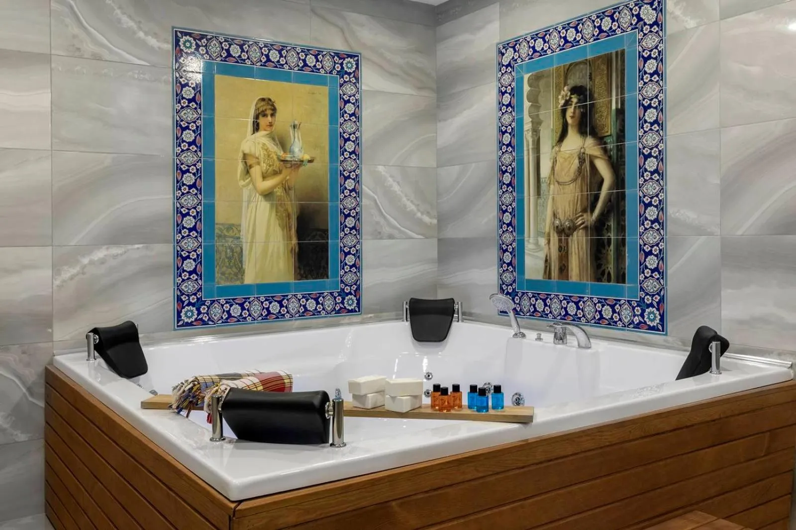 Hot Tub in LAGUN CASTLE HOTEL&SPA