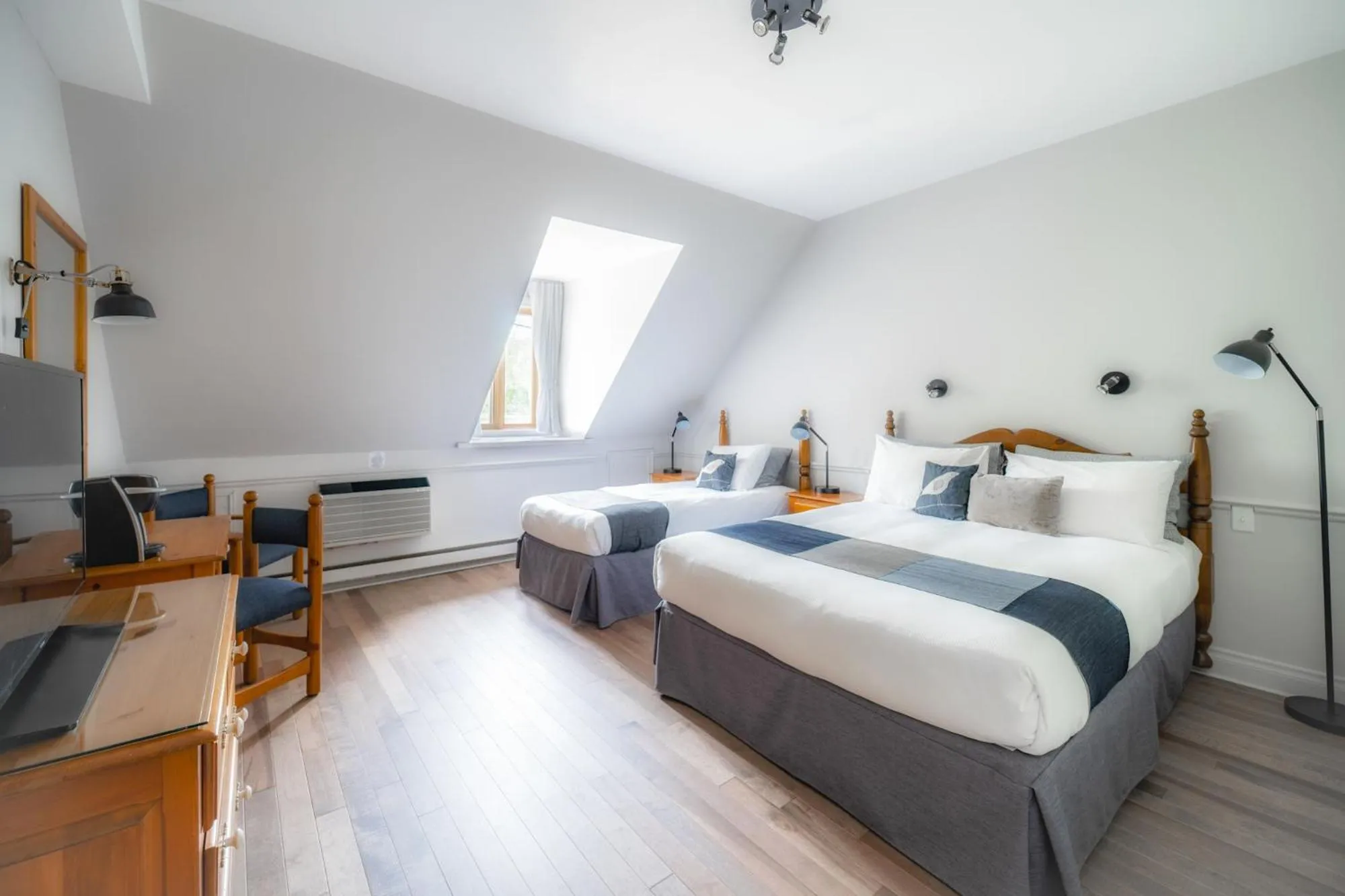Property building, Bed in Hotel Cap-aux-Pierres