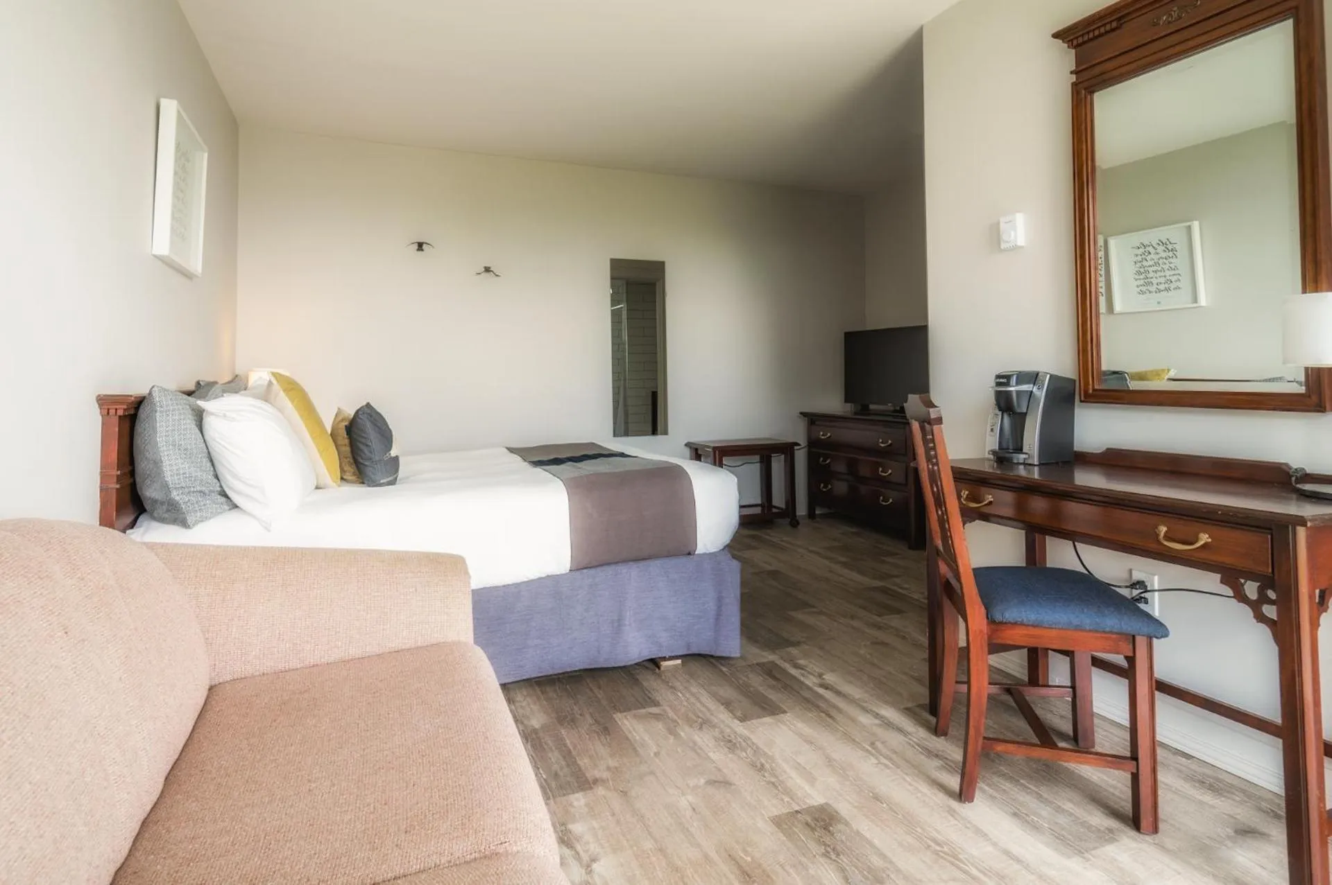 hair dresser, Bed in Hotel Cap-aux-Pierres