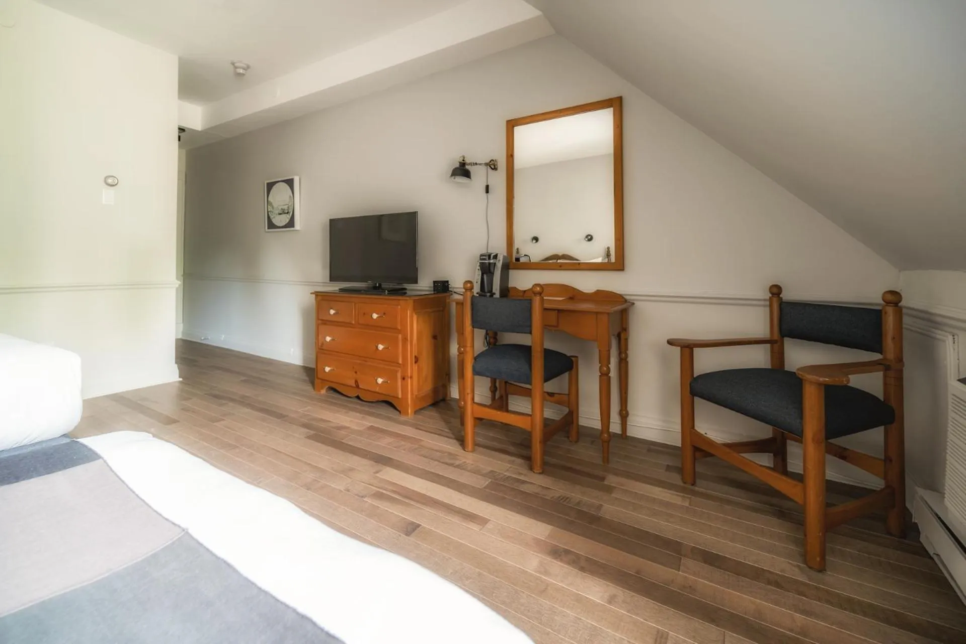 Property building, Bed in Hotel Cap-aux-Pierres