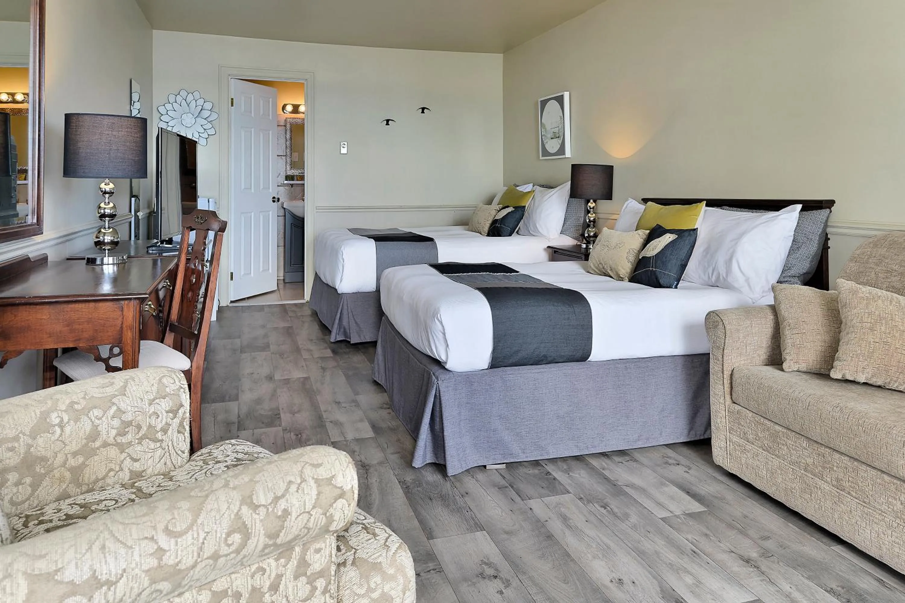 Photo of the whole room, Bed in Hotel Cap-aux-Pierres