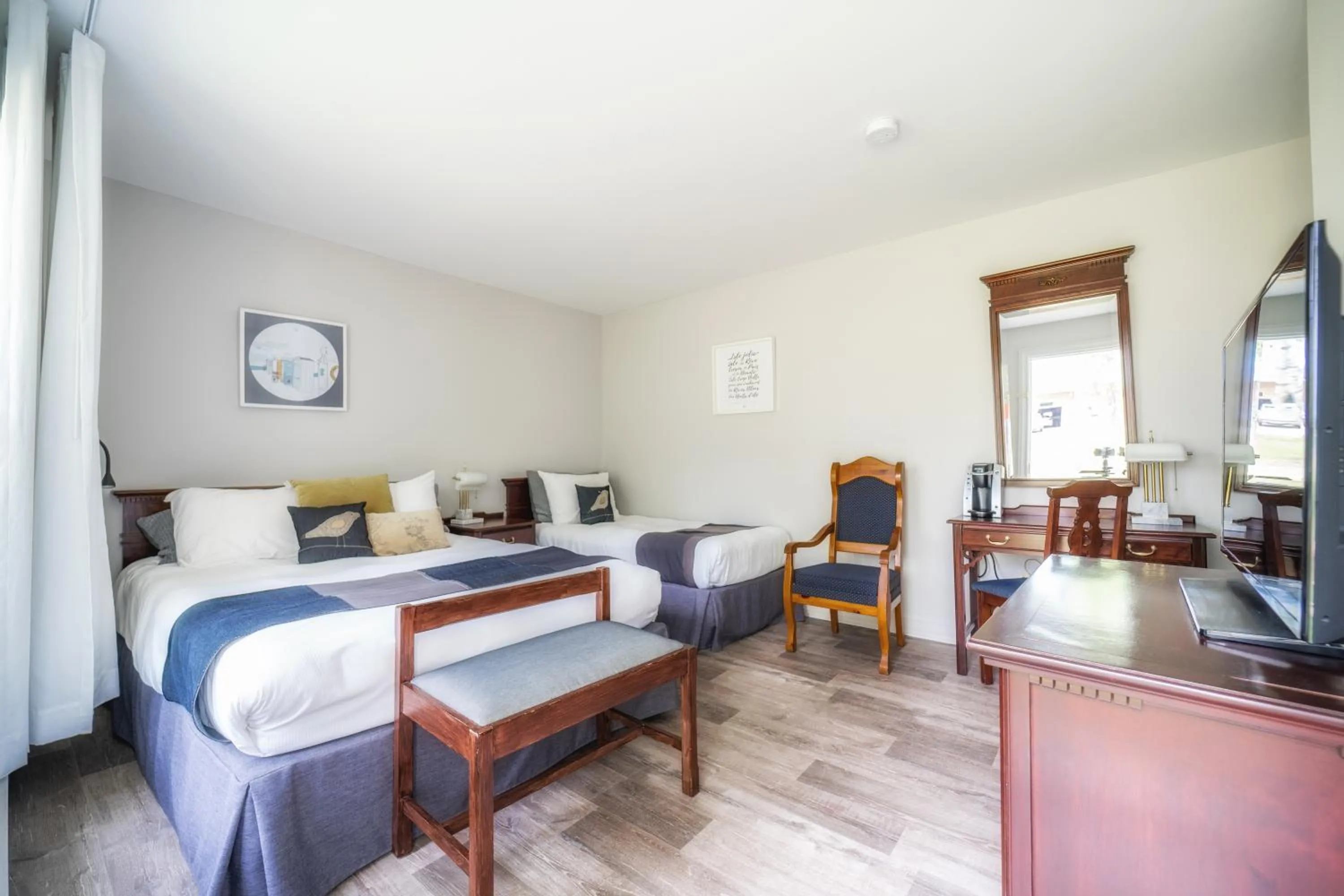 Photo of the whole room, Bed in Hotel Cap-aux-Pierres