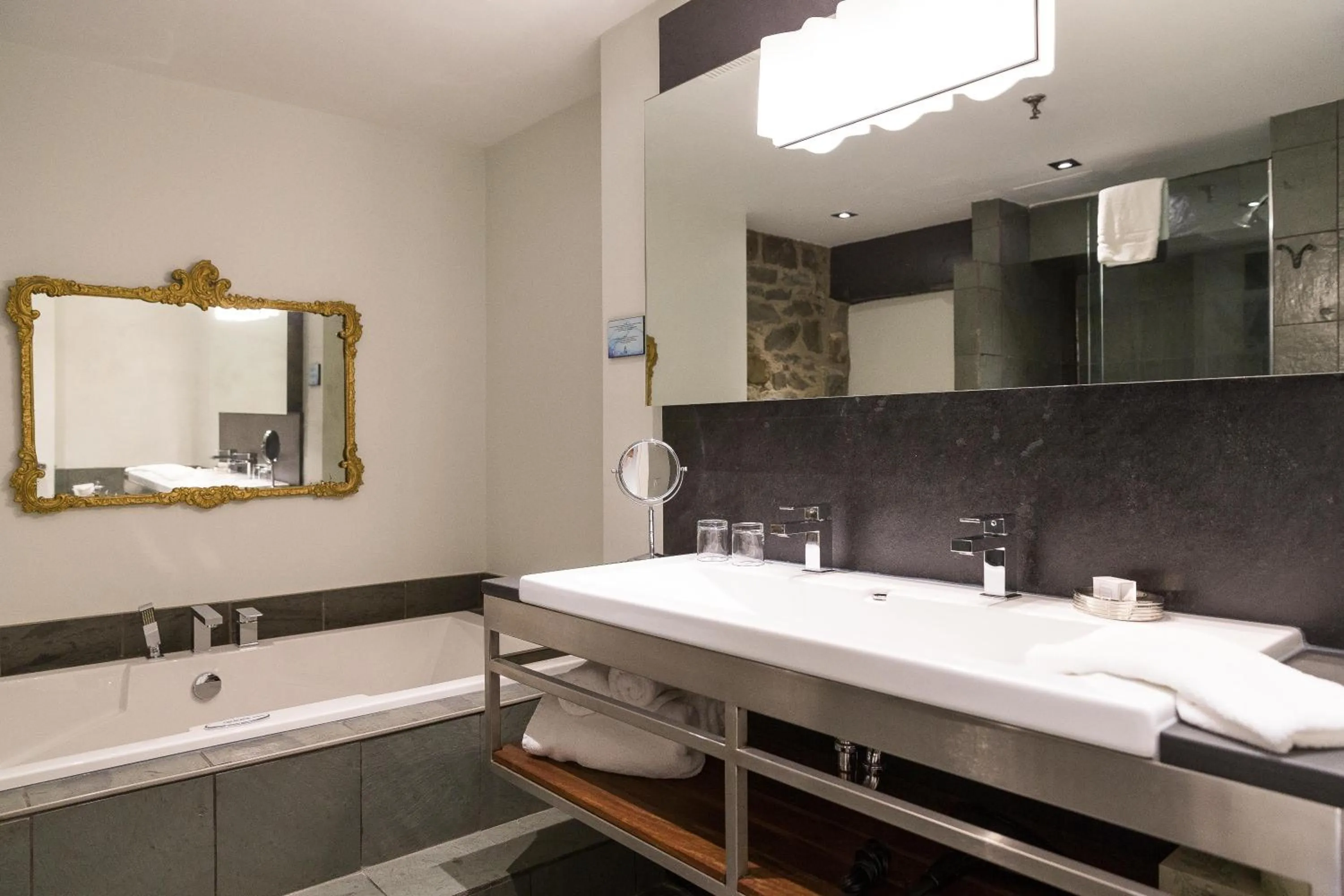 Bathroom in Hotel le Priori