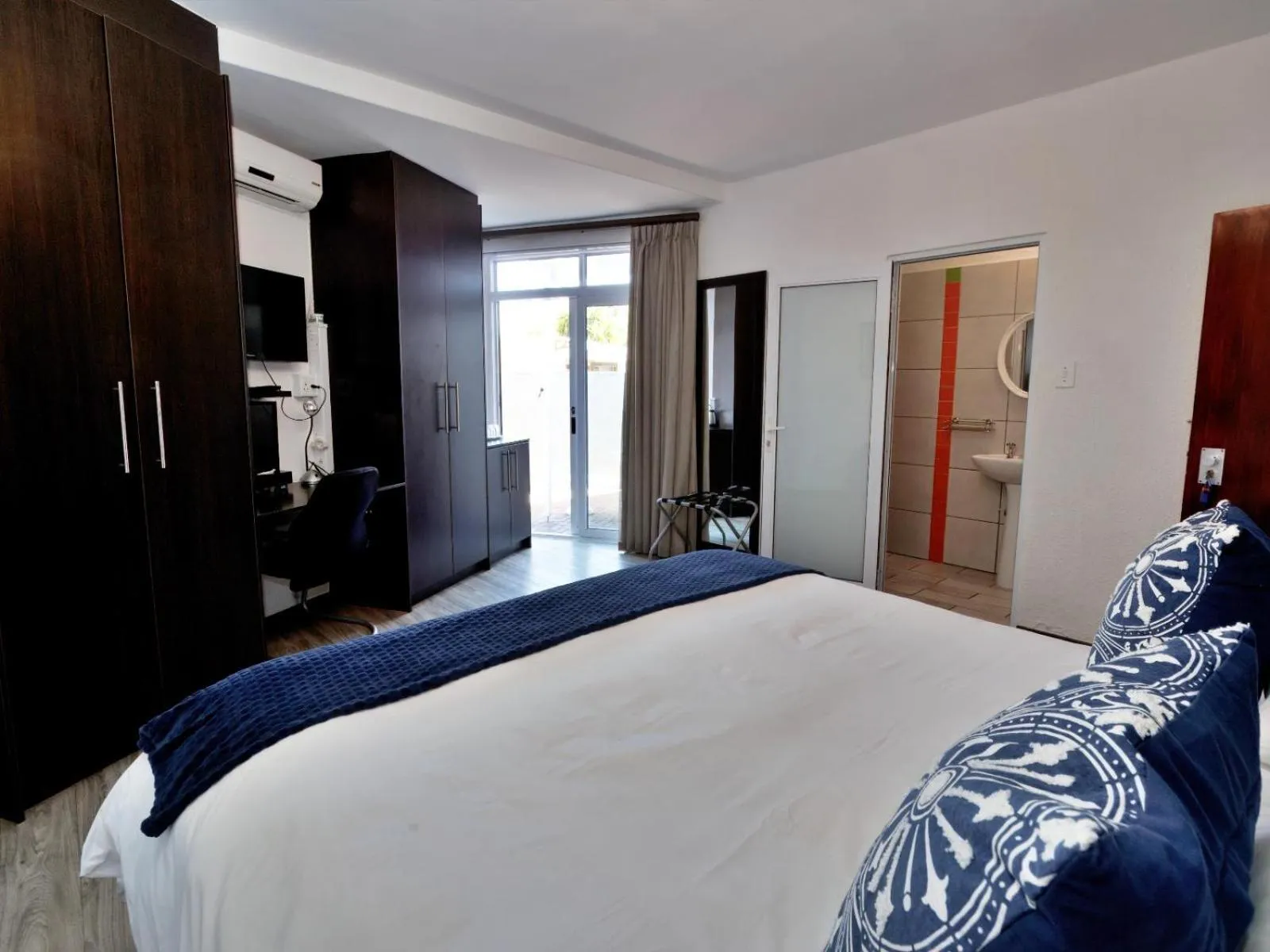 Photo of the whole room, Bed in Beachwood Inn Melkbosstrand