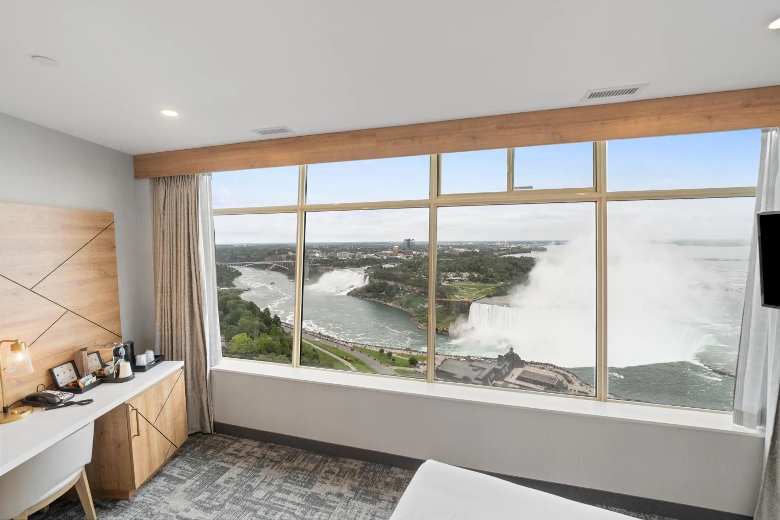 Communal lounge/ TV room, Bed in Tower Hotel at Fallsview