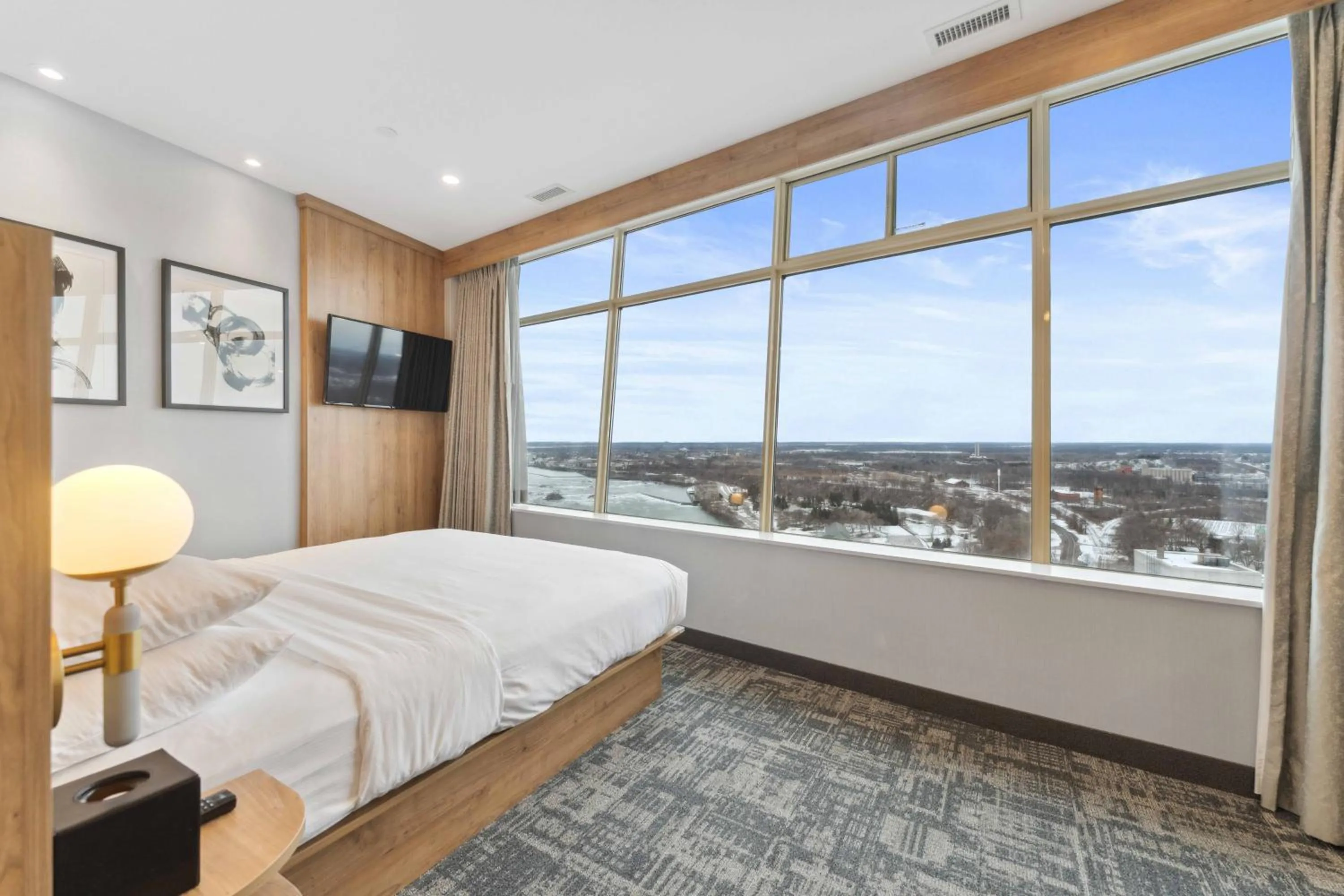 Bed in Tower Hotel at Fallsview