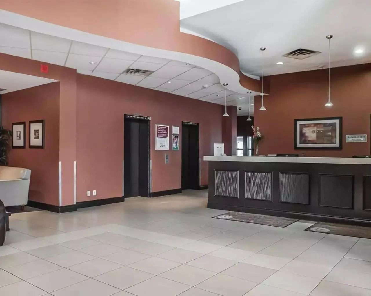 Lobby or reception in Comfort Hotel Airport North