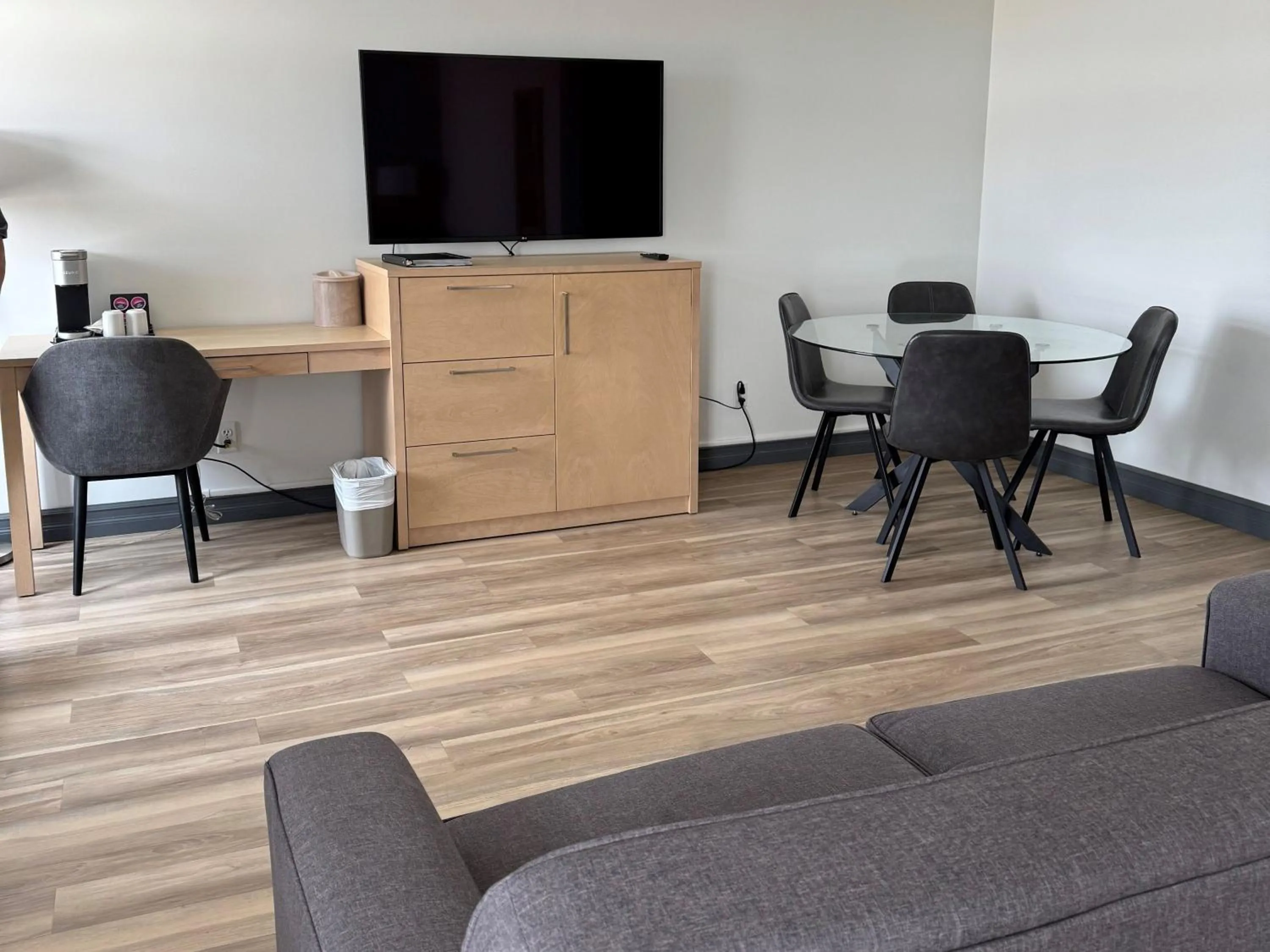 Seating area in Repotel Aéroport Québec