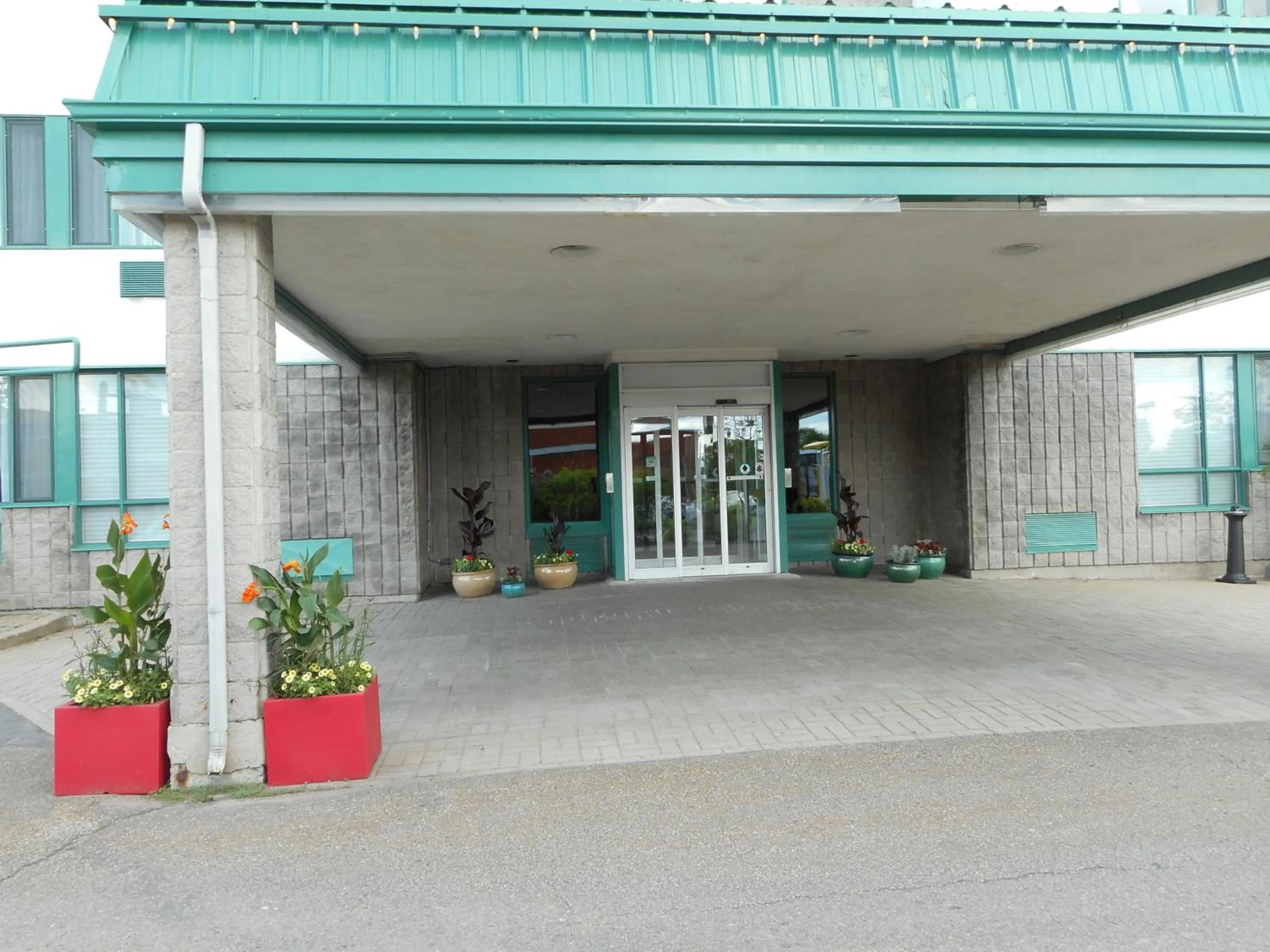 Facade/entrance in Repotel Aéroport Québec