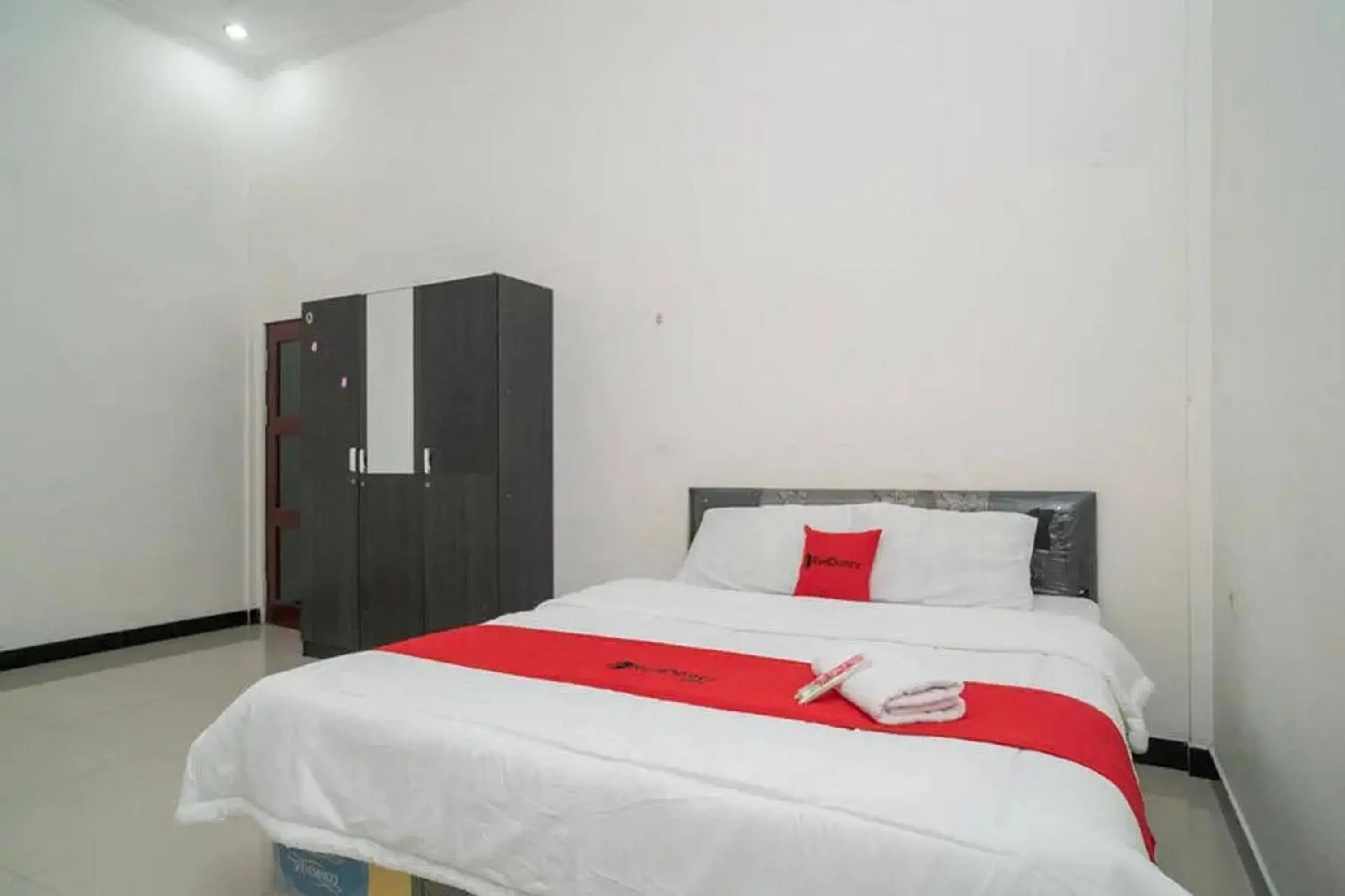 Bedroom, Bed in RedDoorz Syariah Near Syamsudin Noor Airport 4 Bedroom, Bed in RedDoorz Syariah Near Syamsudin Noor Airport 4
