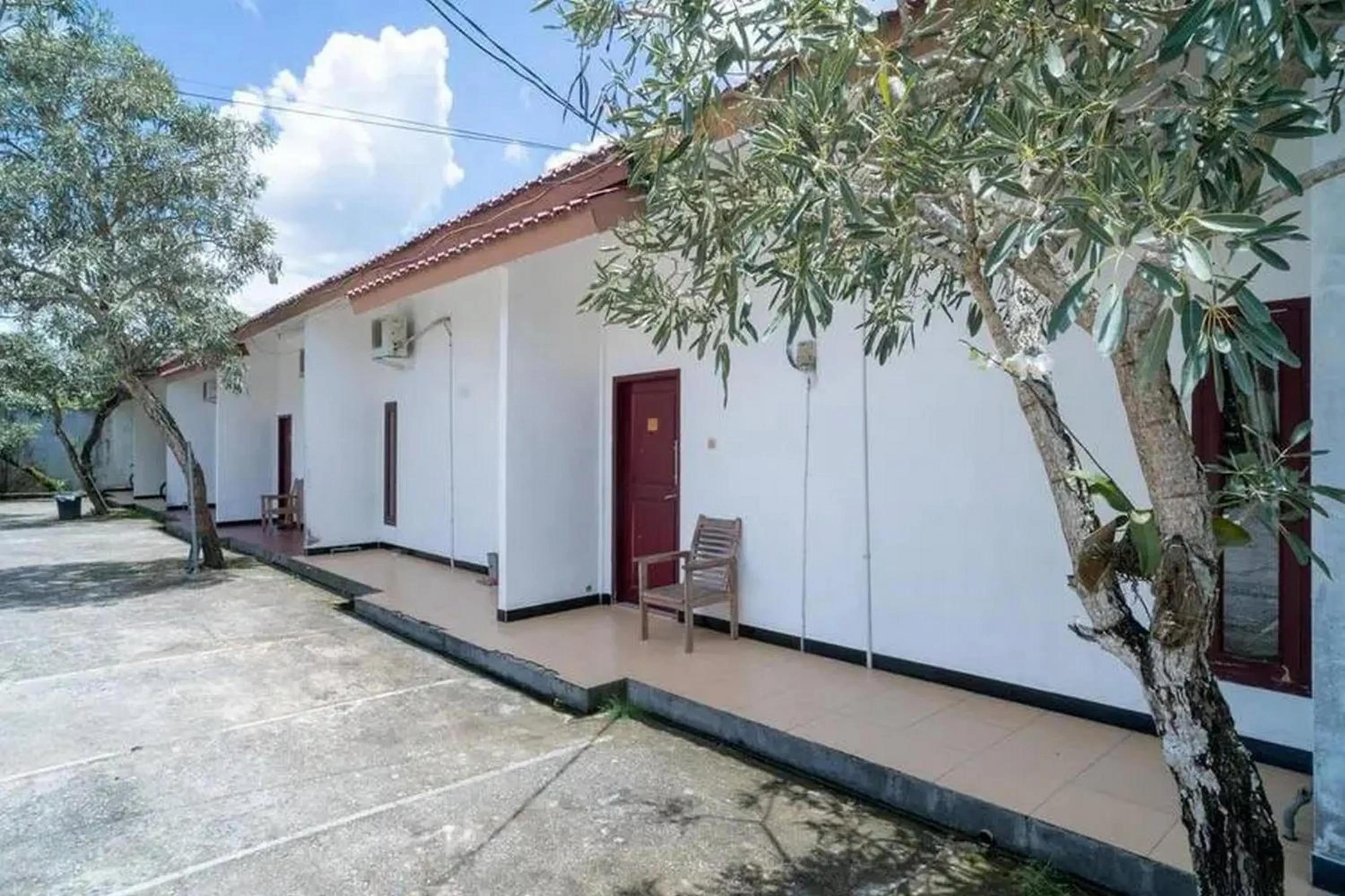 Property building in RedDoorz Syariah Near Syamsudin Noor Airport 4