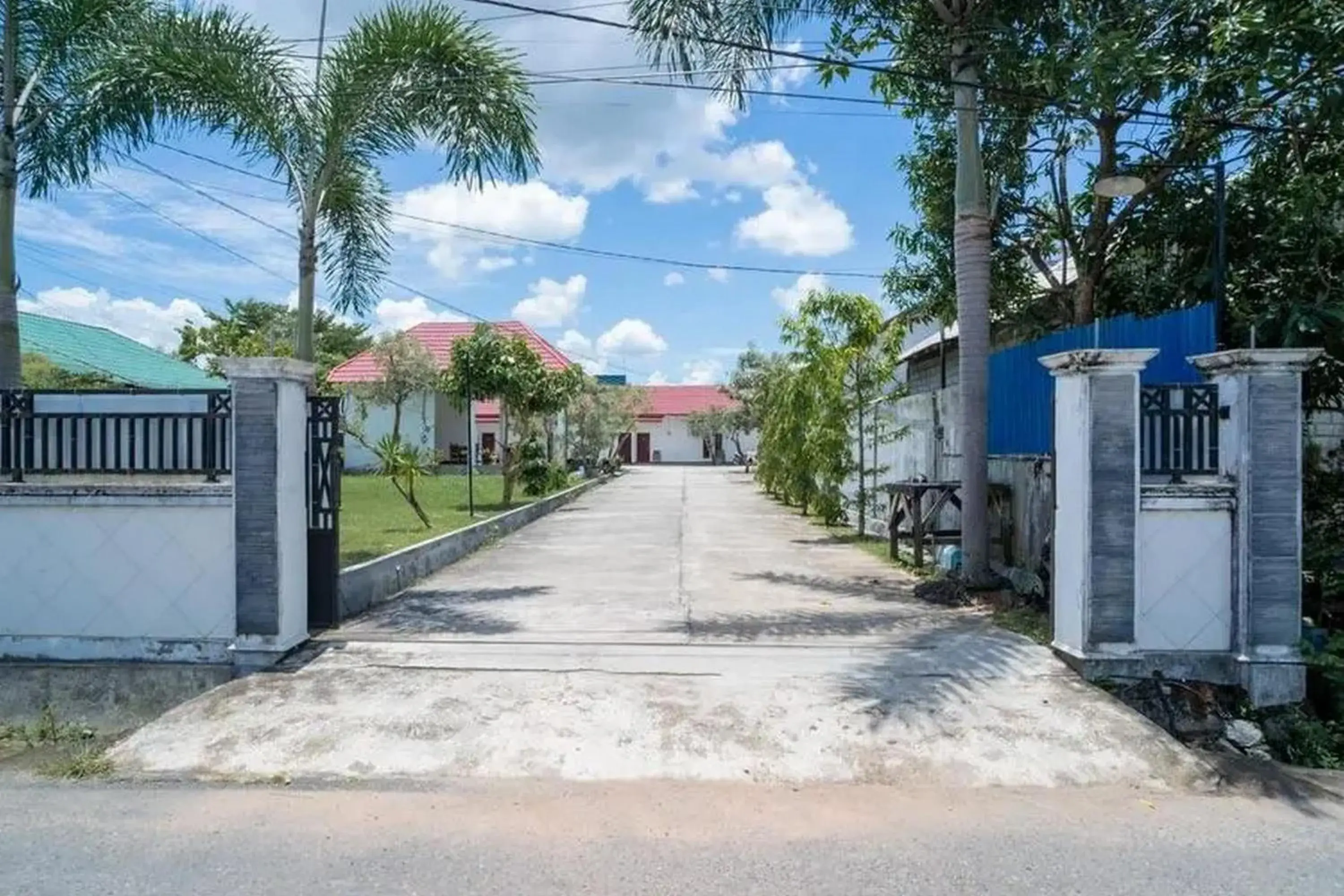 Property building in RedDoorz Syariah Near Syamsudin Noor Airport 4 Property building in RedDoorz Syariah Near Syamsudin Noor Airport 4