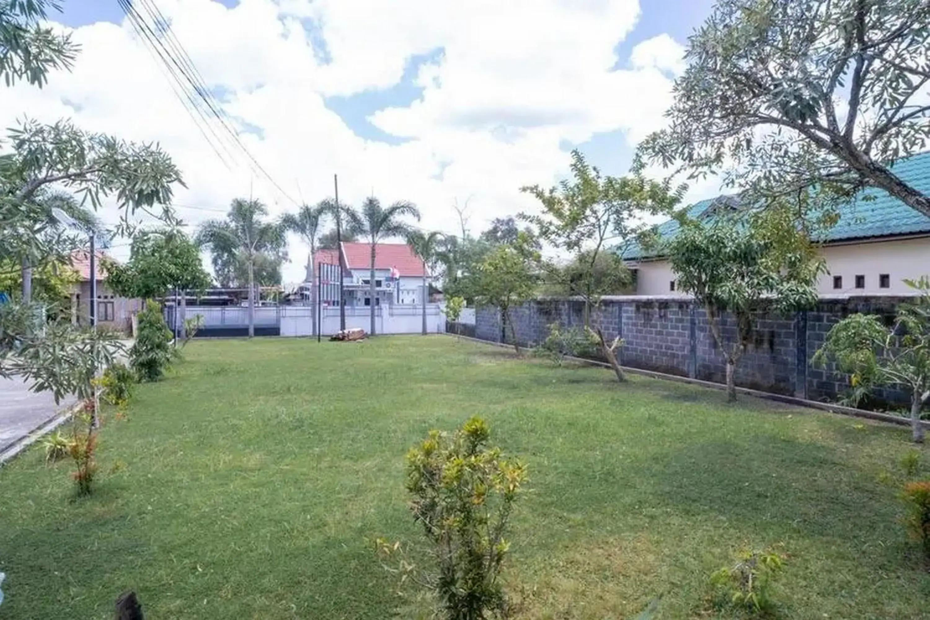 Property building in RedDoorz Syariah Near Syamsudin Noor Airport 4 Property building in RedDoorz Syariah Near Syamsudin Noor Airport 4