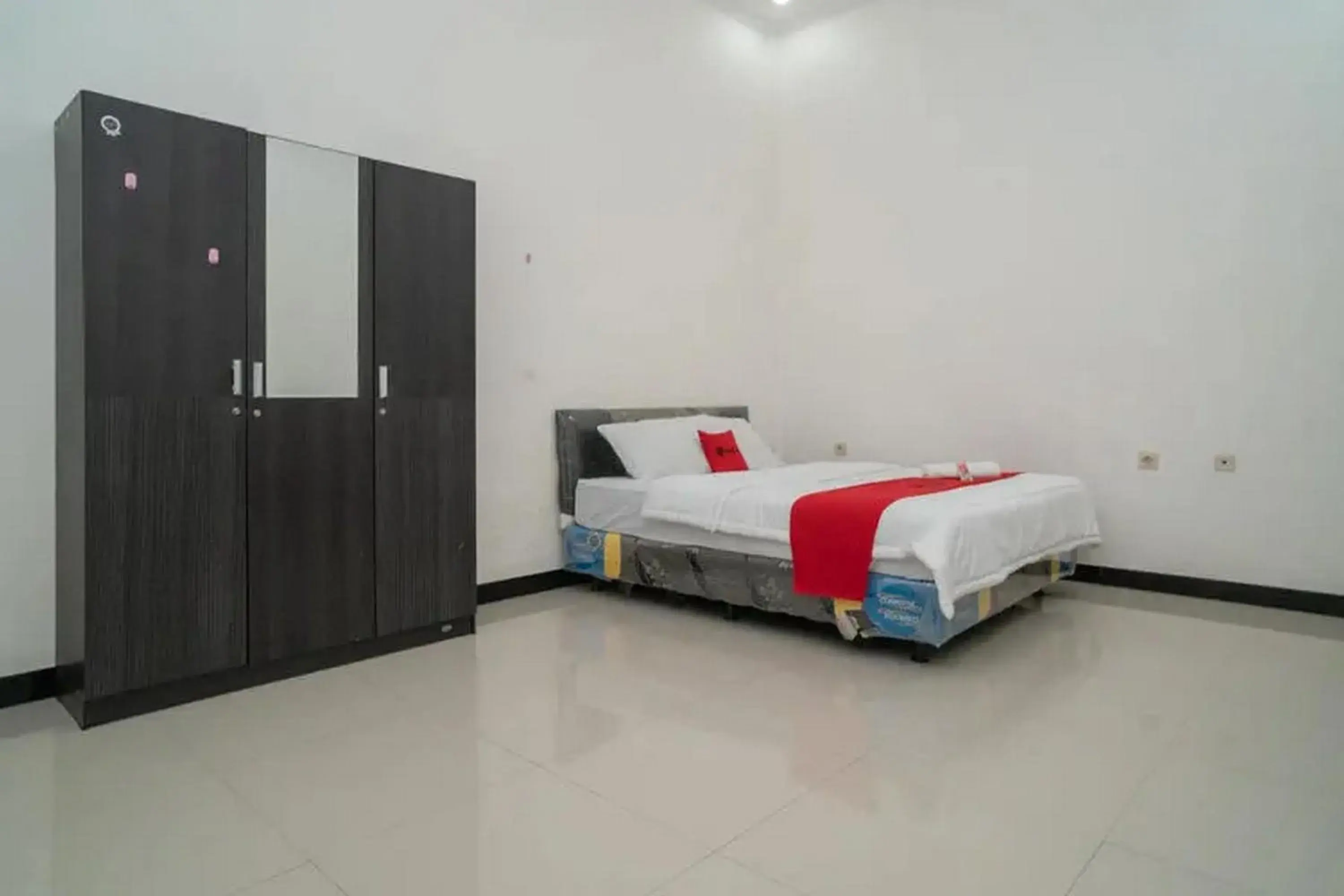 Bedroom, Bed in RedDoorz Syariah Near Syamsudin Noor Airport 4 Bedroom, Bed in RedDoorz Syariah Near Syamsudin Noor Airport 4