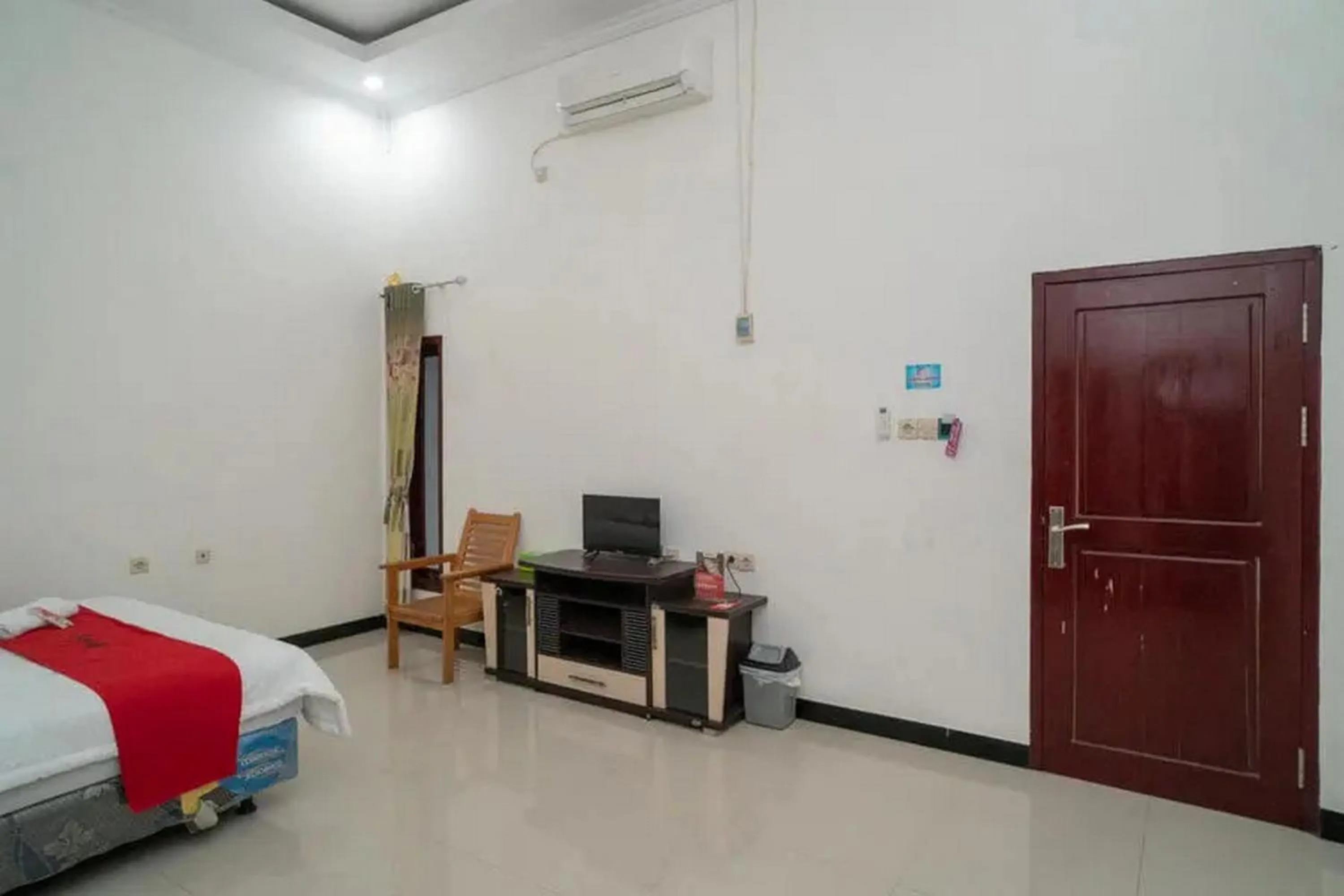 Bedroom in RedDoorz Syariah Near Syamsudin Noor Airport 4