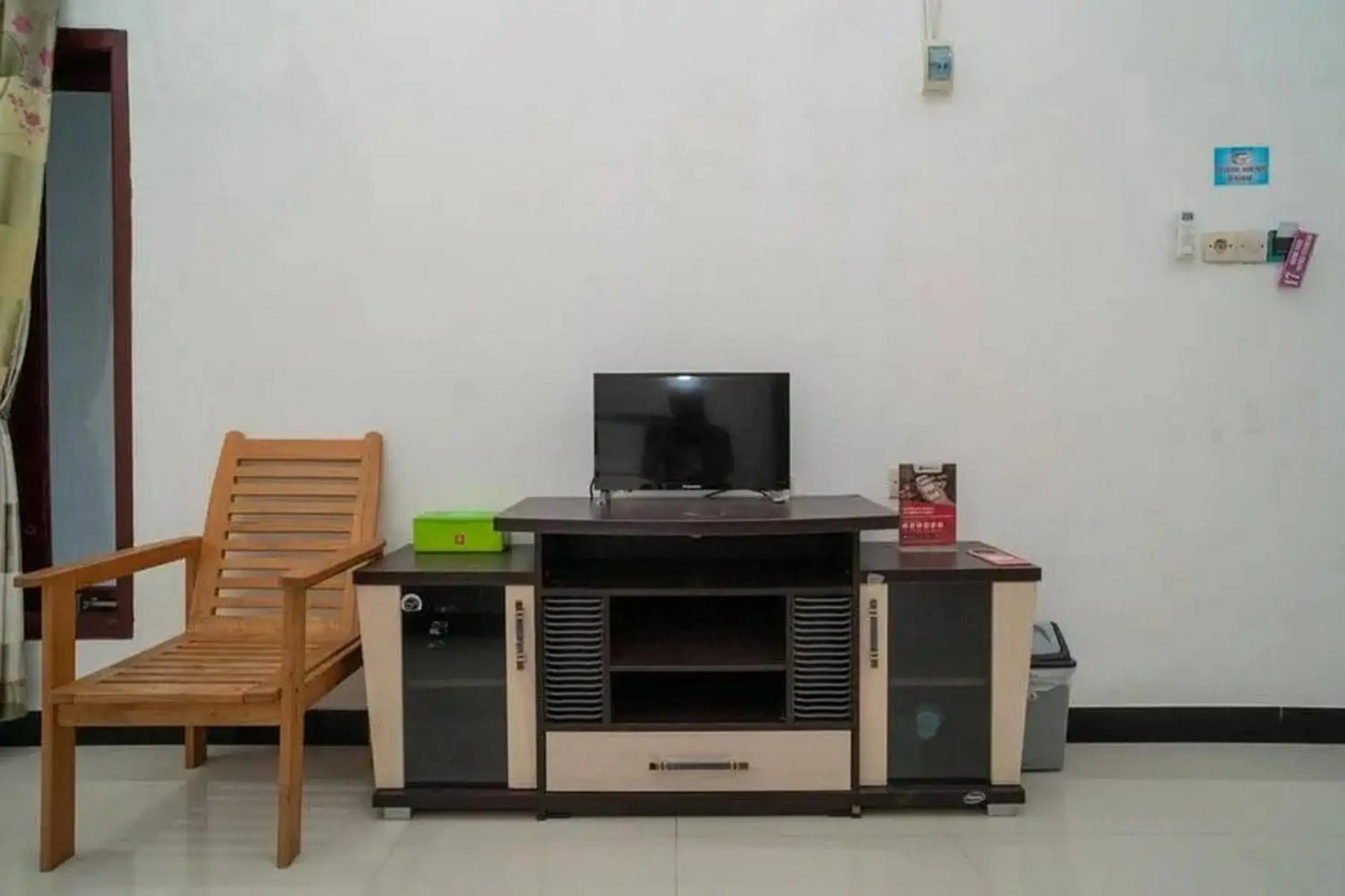 hair dresser in RedDoorz Syariah Near Syamsudin Noor Airport 4 hair dresser in RedDoorz Syariah Near Syamsudin Noor Airport 4