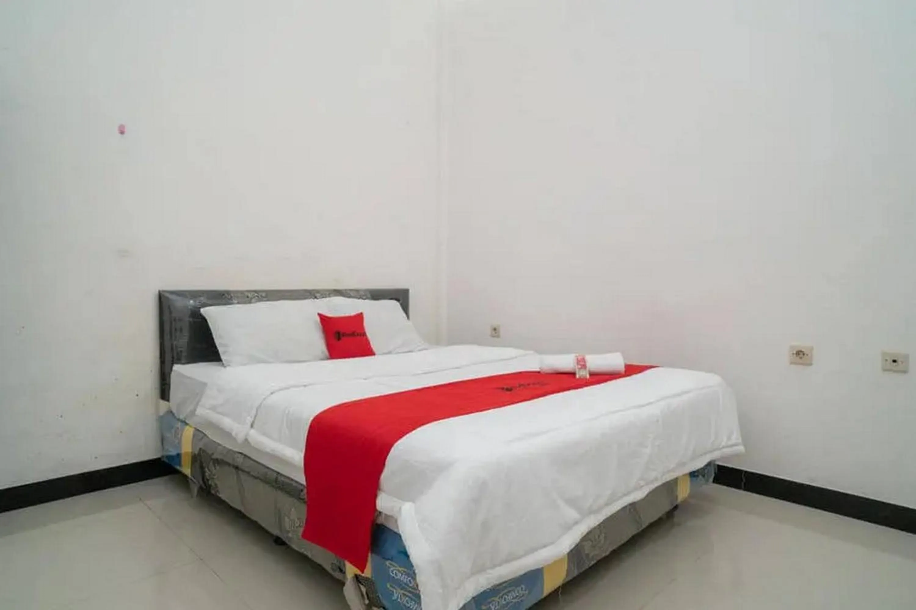 Bedroom in RedDoorz Syariah Near Syamsudin Noor Airport 4