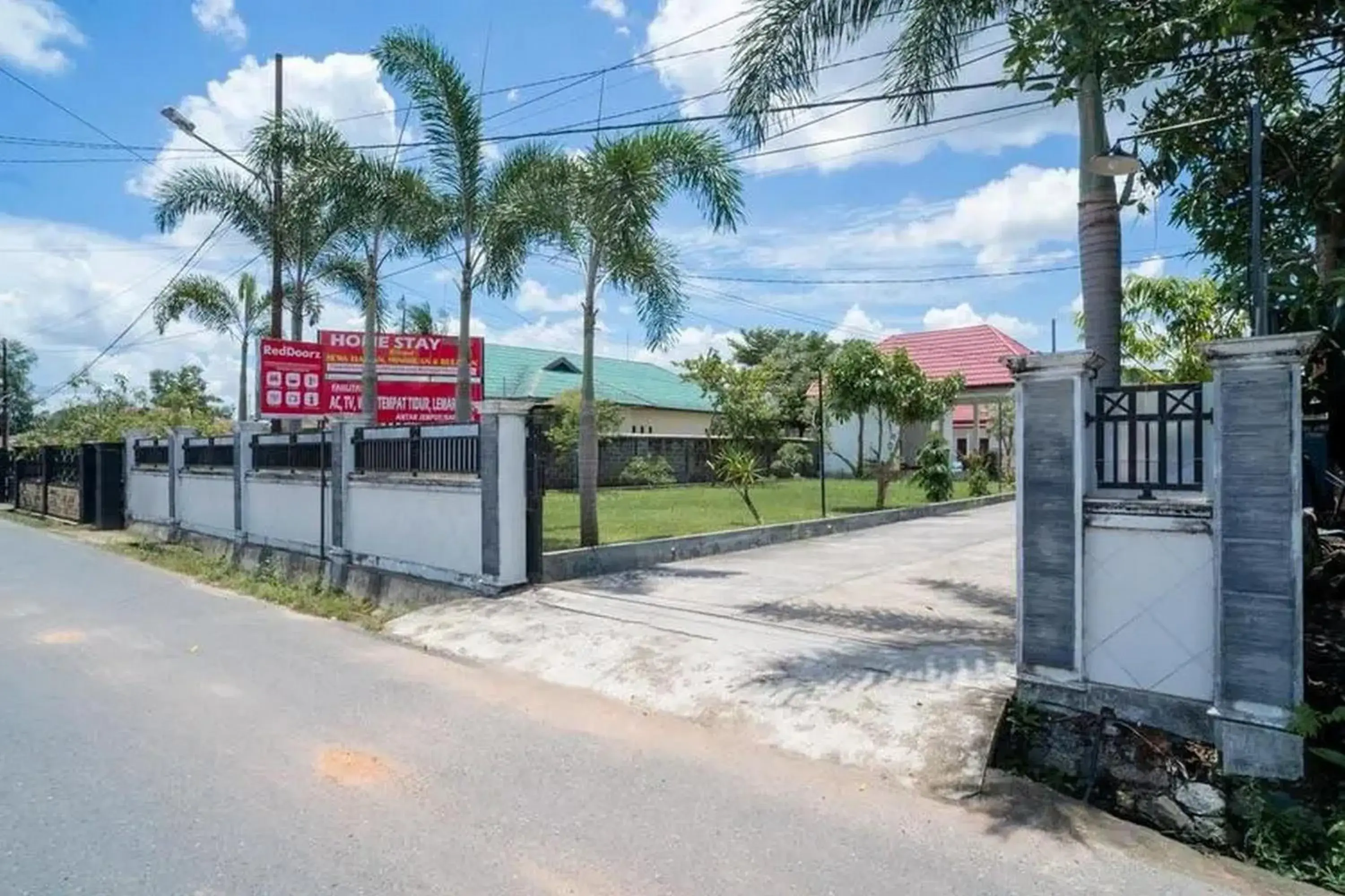 Property building in RedDoorz Syariah Near Syamsudin Noor Airport 4 Property building in RedDoorz Syariah Near Syamsudin Noor Airport 4
