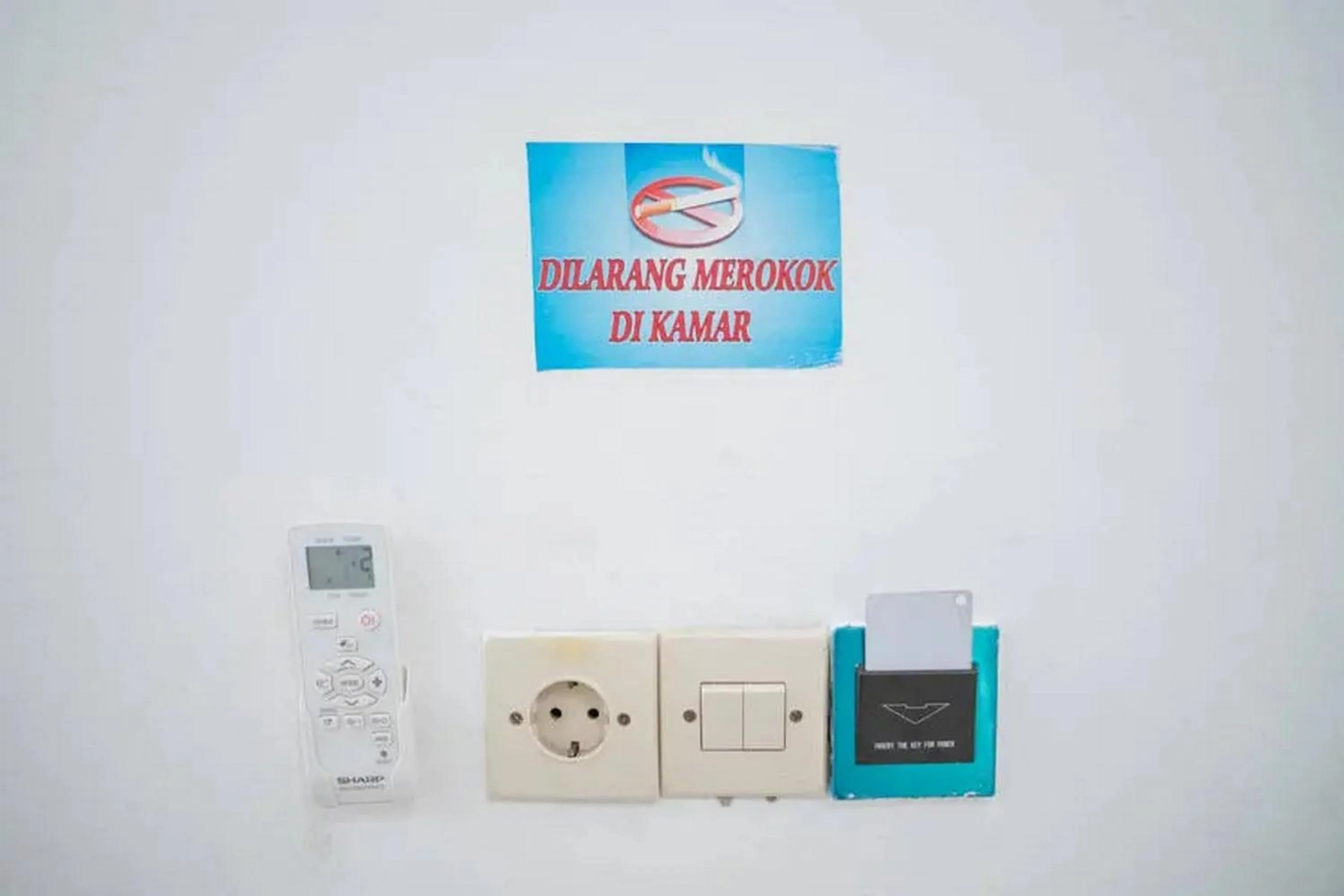Property logo or sign in RedDoorz Syariah Near Syamsudin Noor Airport 4