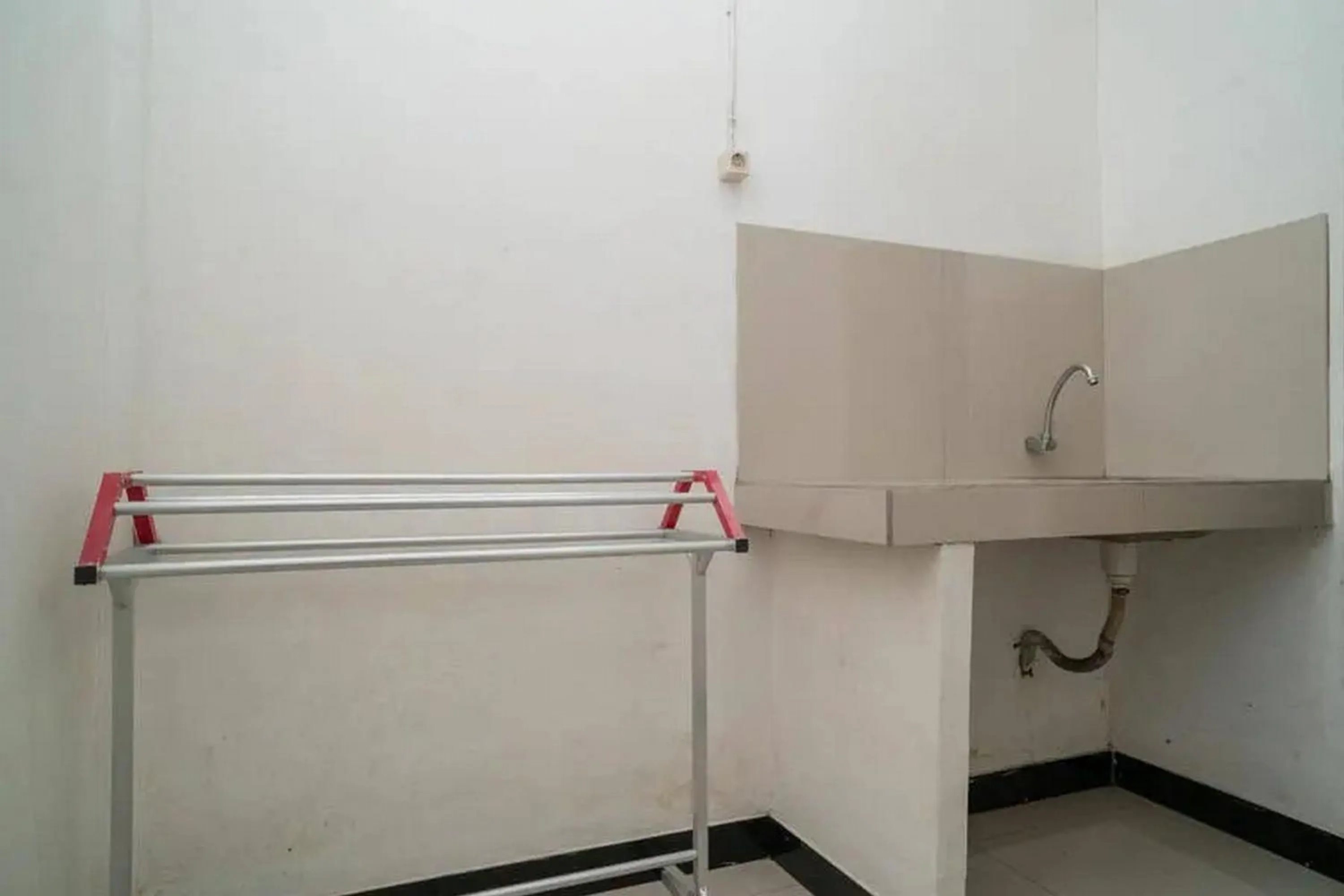 hair dresser in RedDoorz Syariah Near Syamsudin Noor Airport 4