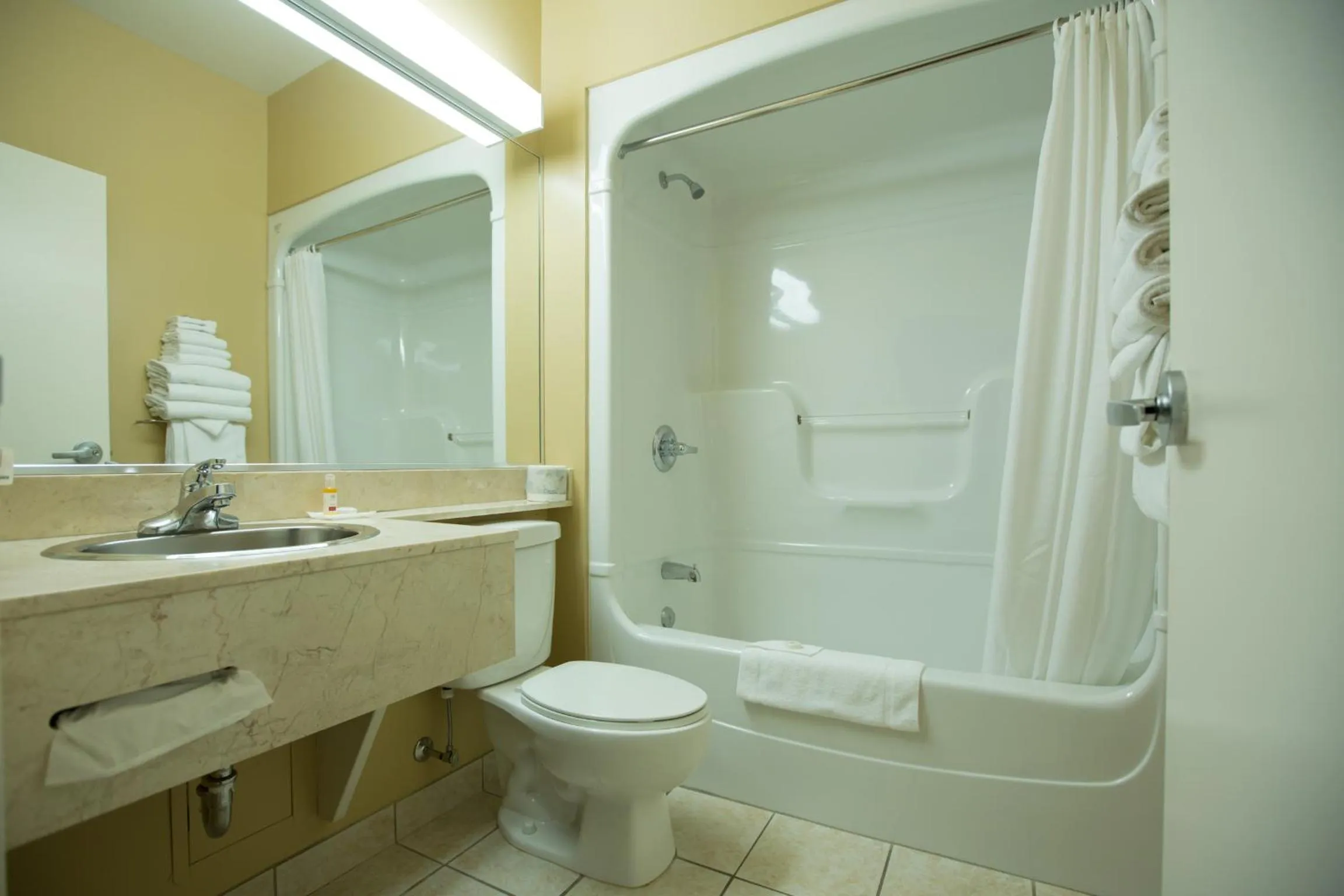 Bathroom in Repotel Henri IV Québec