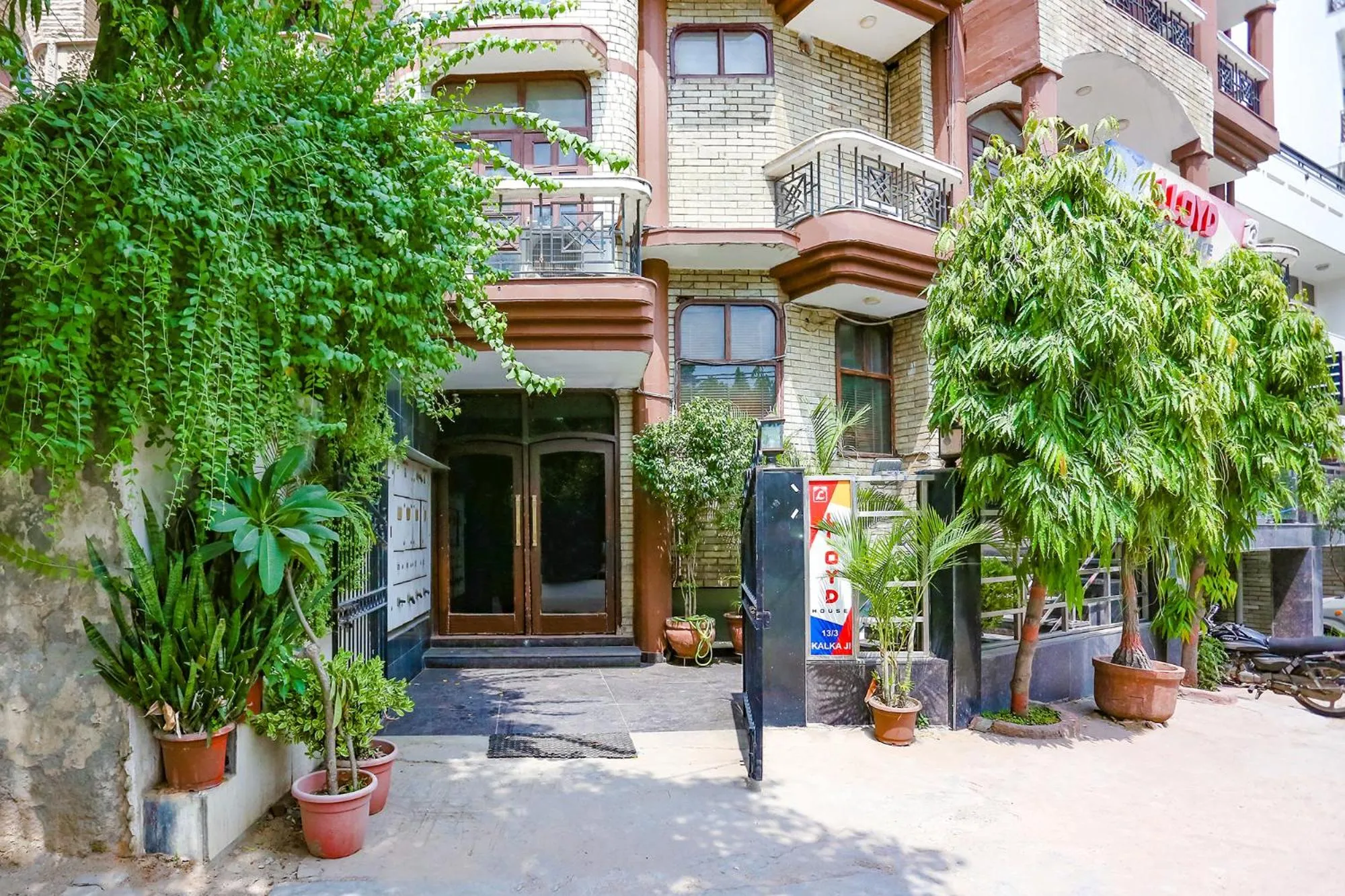 Facade/entrance in FabExpress Lloyd House