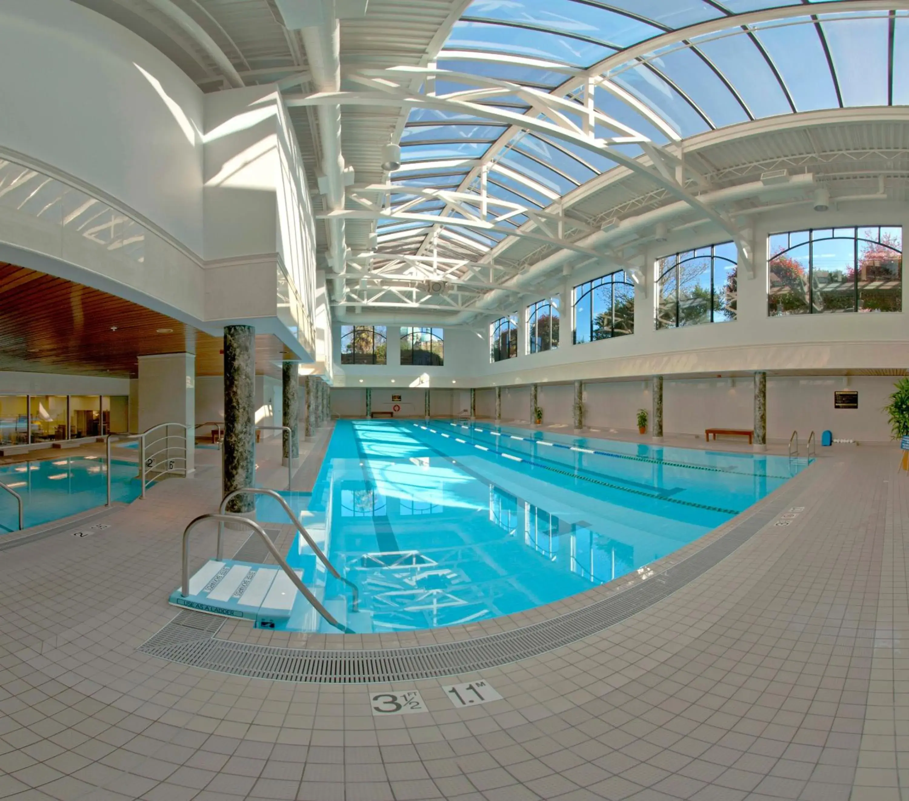 Swimming pool in Hotel Grand Pacific Swimming pool in Hotel Grand Pacific
