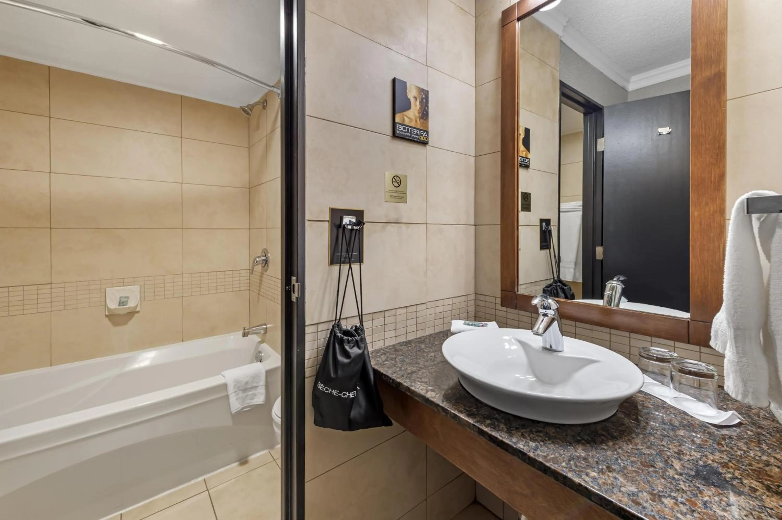 Bathroom in Best Western Hotel Universel Drummondville