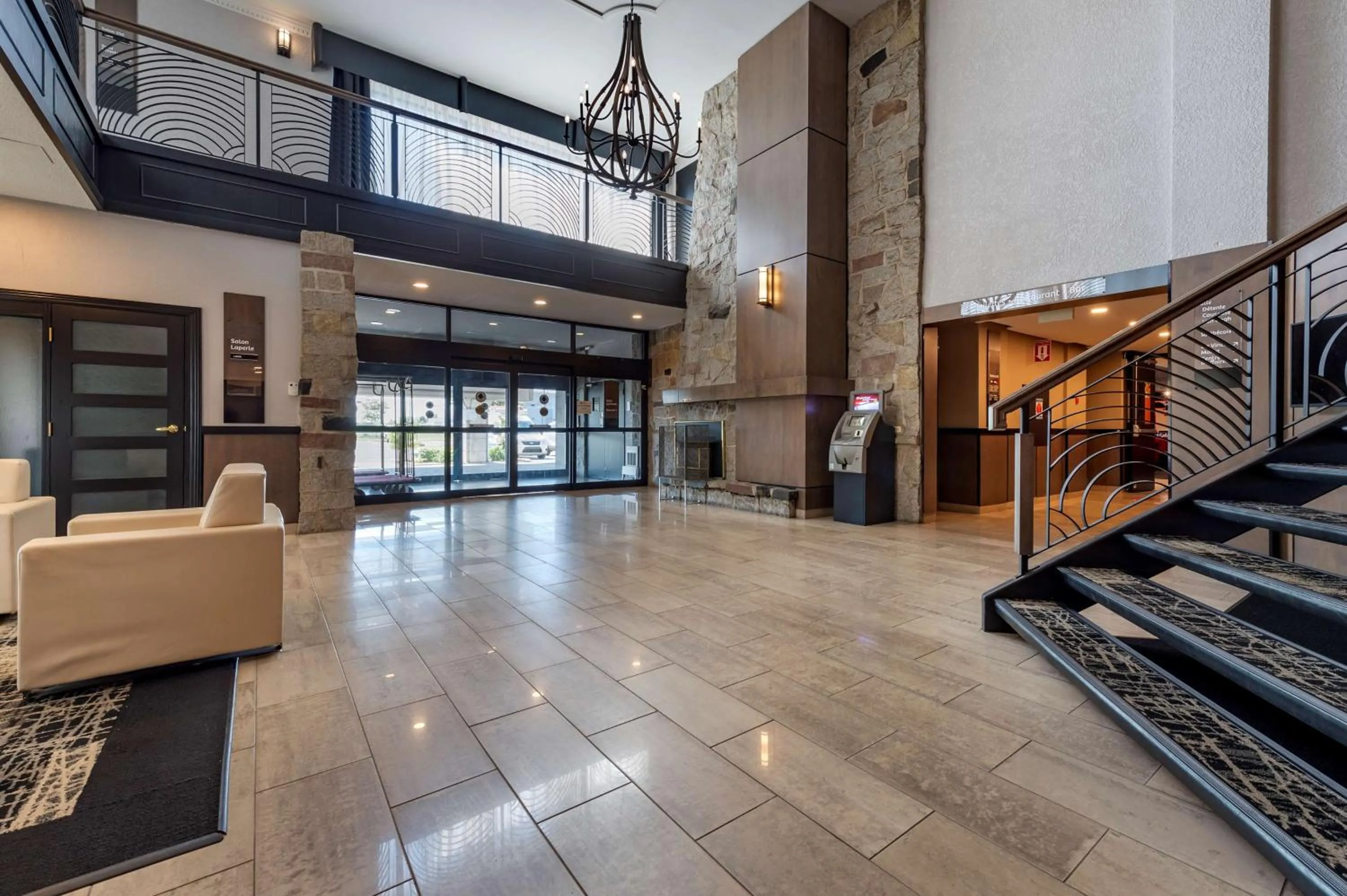 Lobby or reception in Best Western Hotel Universel Drummondville