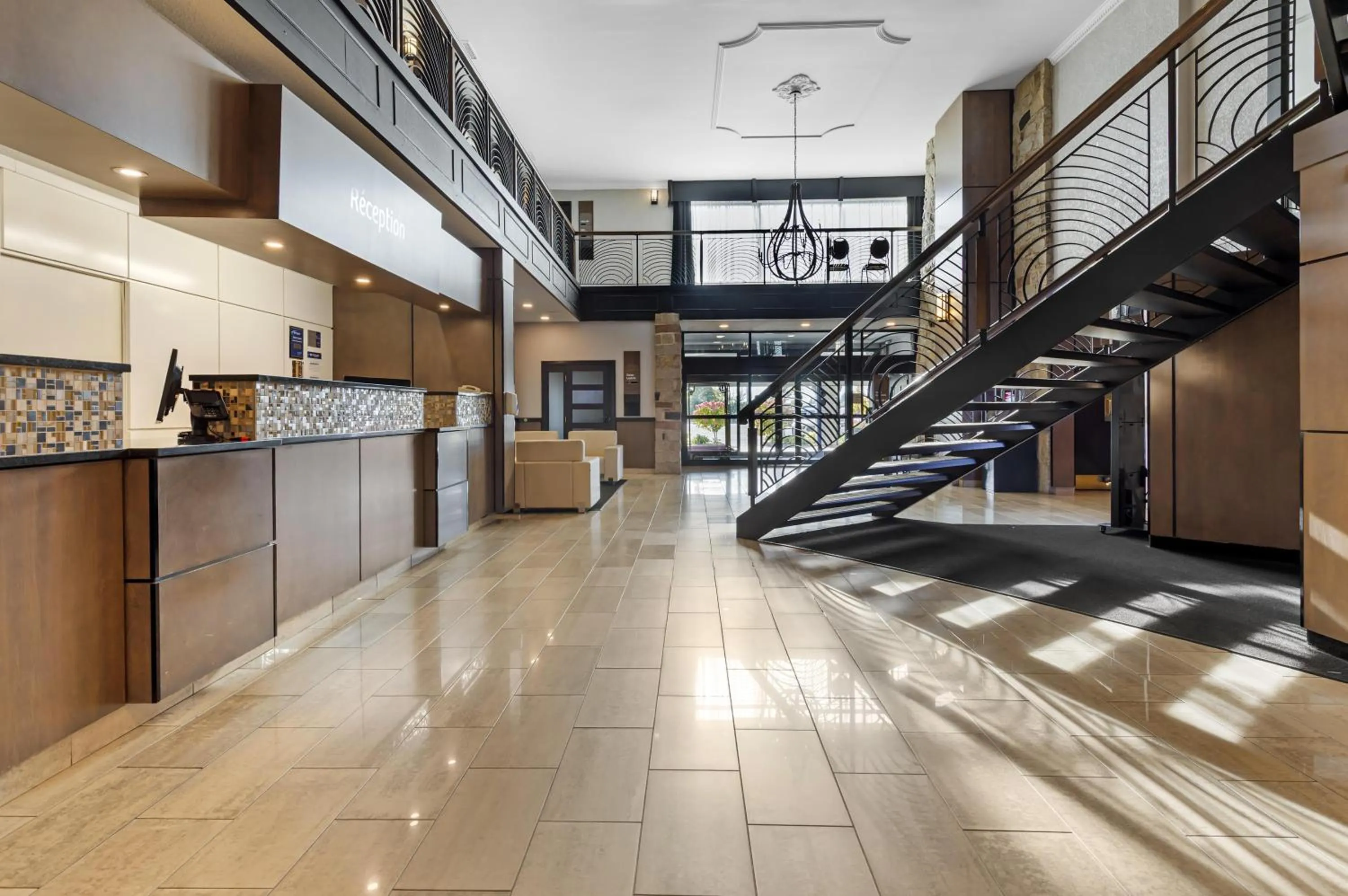 Lobby or reception in Best Western Hotel Universel Drummondville