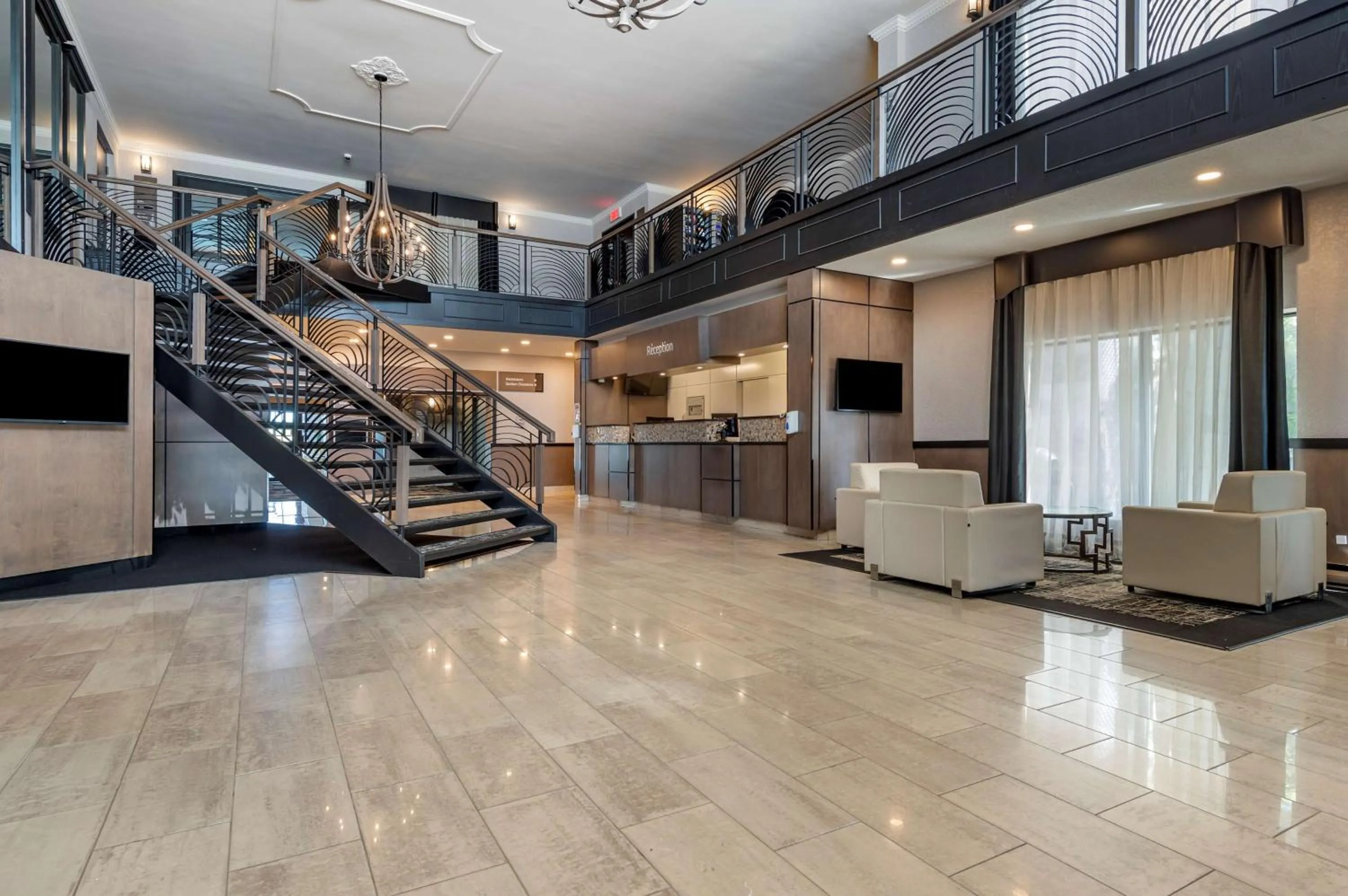 Lobby or reception in Best Western Hotel Universel Drummondville