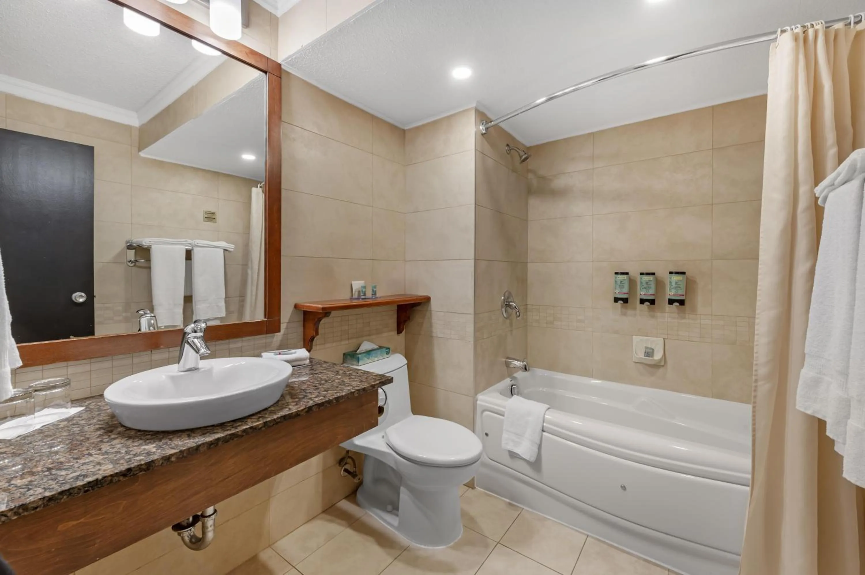 Bathroom in Best Western Hotel Universel Drummondville