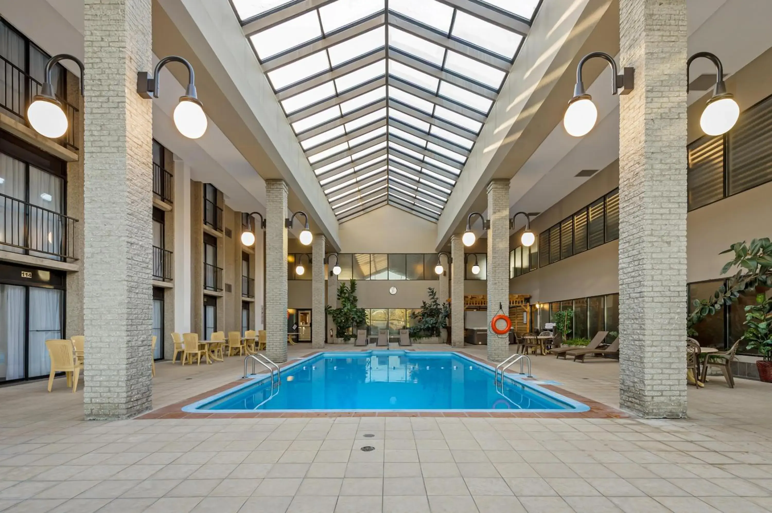 Pool view in Best Western Hotel Universel Drummondville Pool view in Best Western Hotel Universel Drummondville