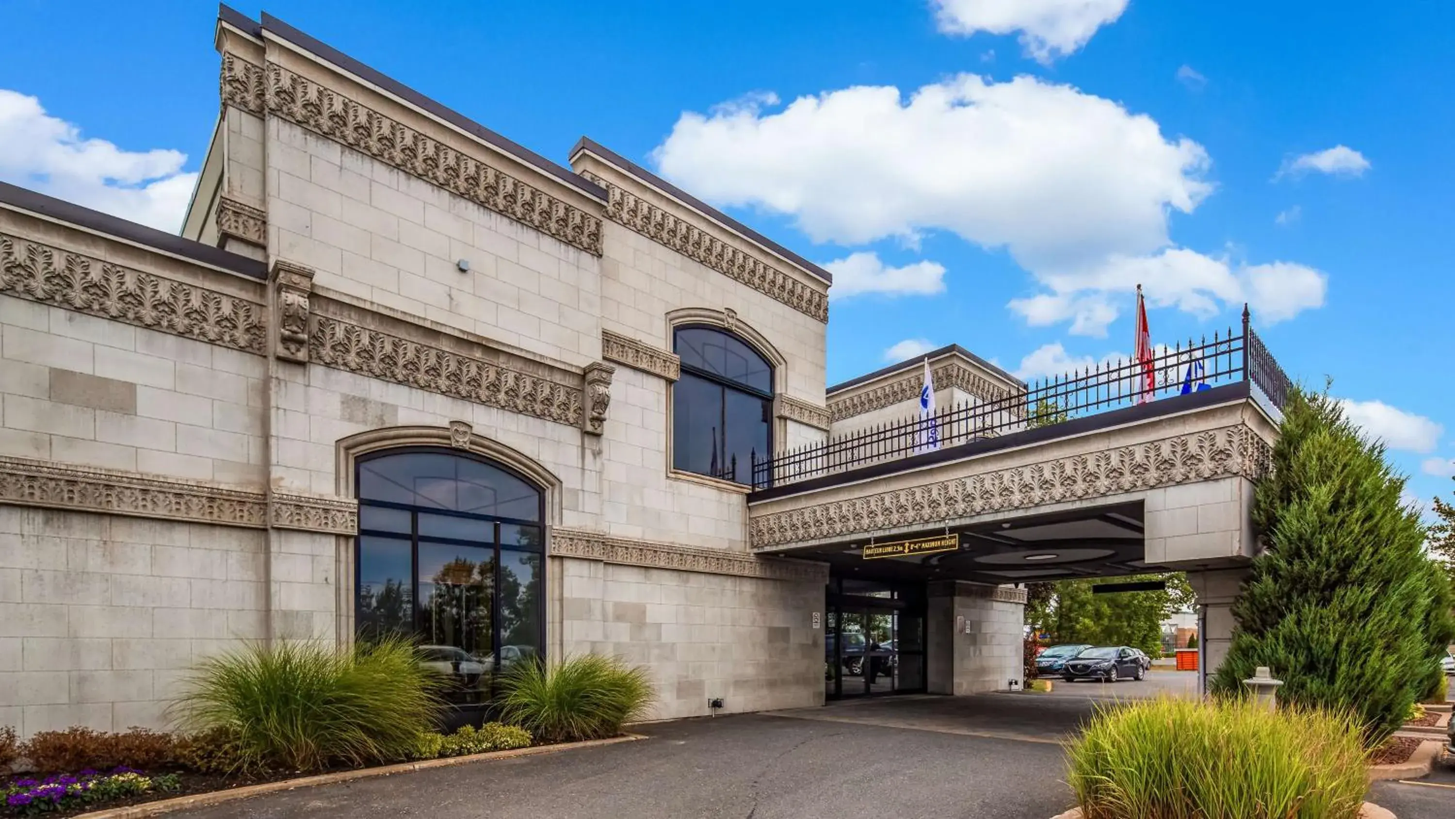 Property building in Best Western Hotel Universel Drummondville Property building in Best Western Hotel Universel Drummondville