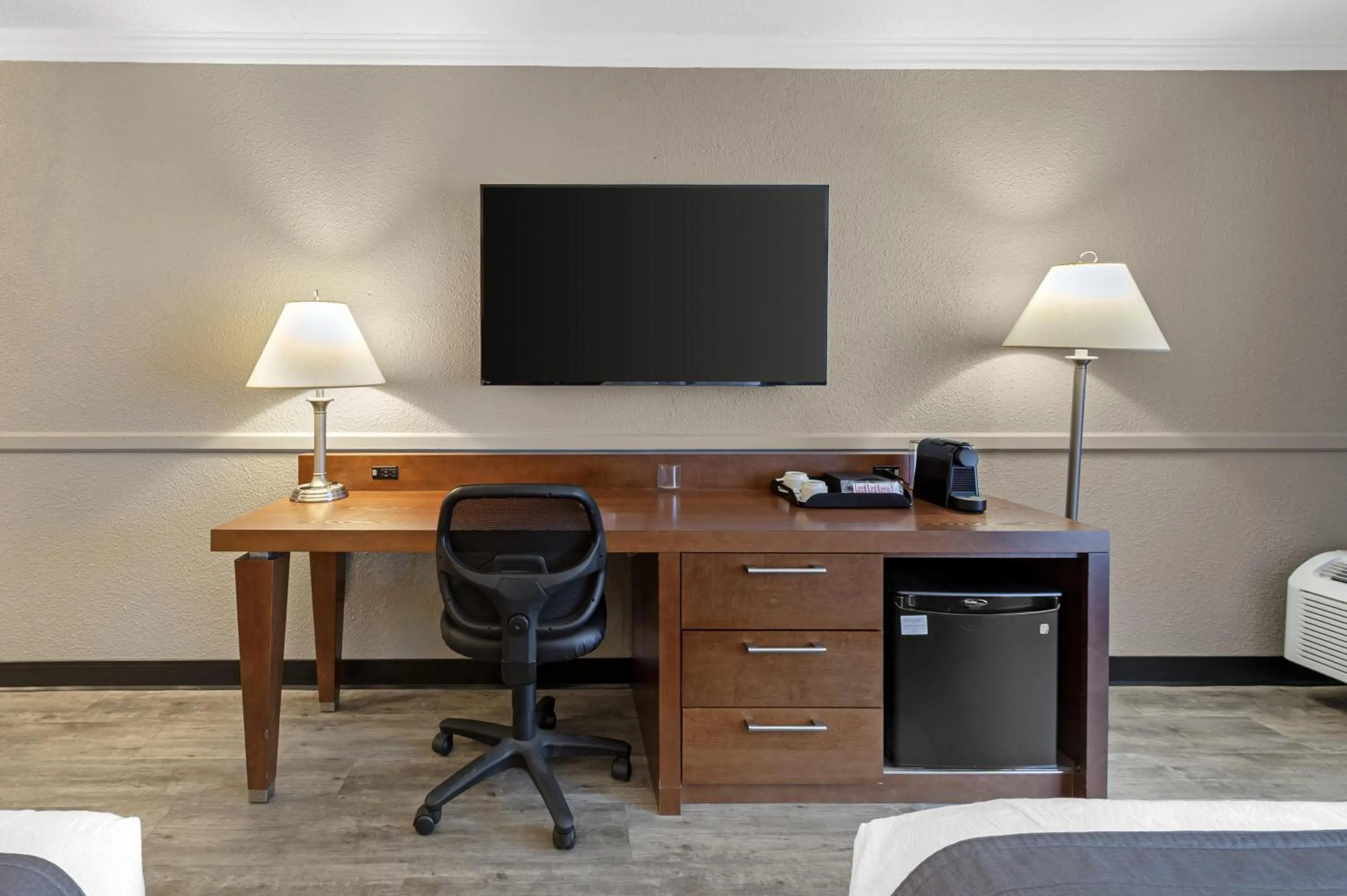 Bedroom in Best Western Hotel Universel Drummondville