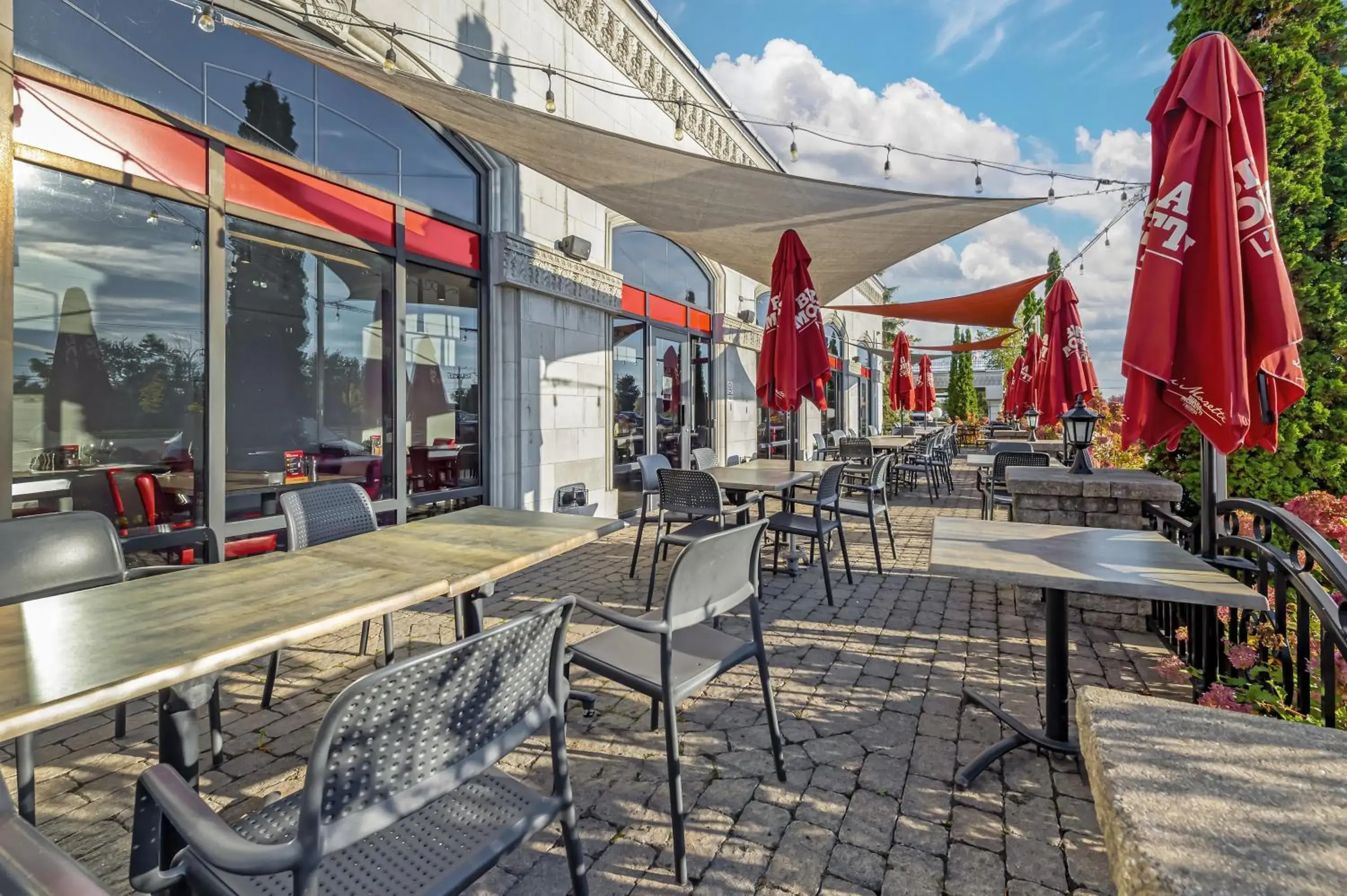 Property building in Best Western Hotel Universel Drummondville Property building in Best Western Hotel Universel Drummondville