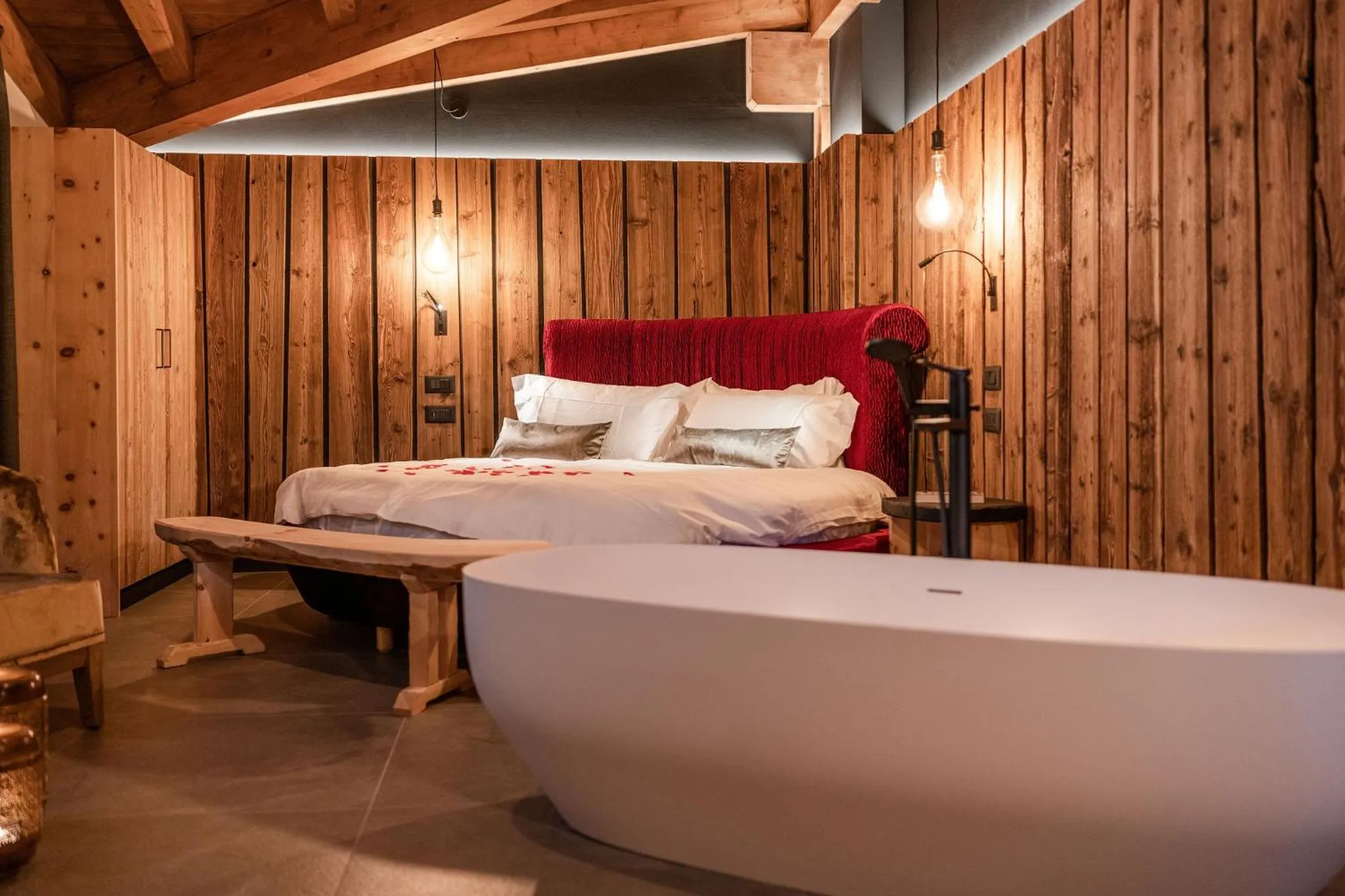 Bedroom, Bed in Nidaris - Luxury Private Spa Suites