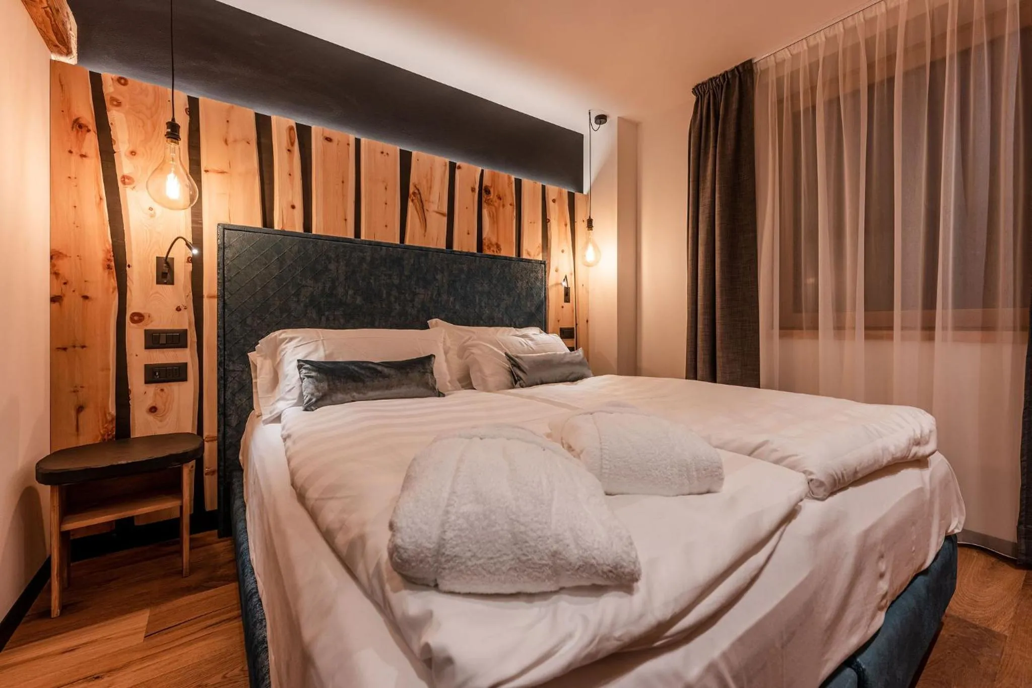 Bed in Nidaris - Luxury Private Spa Suites