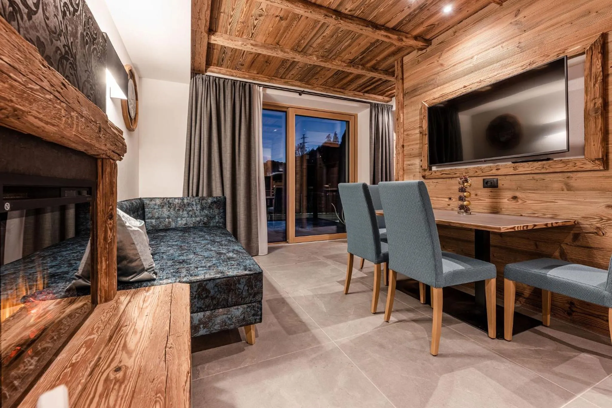 TV and multimedia in Nidaris - Luxury Private Spa Suites