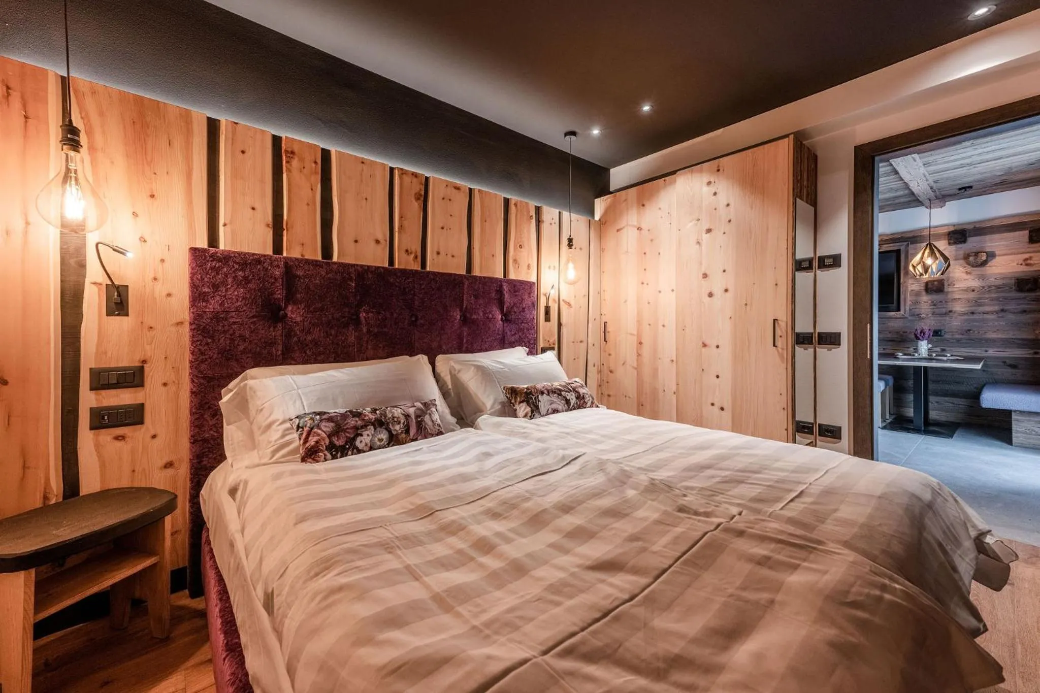 Bed in Nidaris - Luxury Private Spa Suites