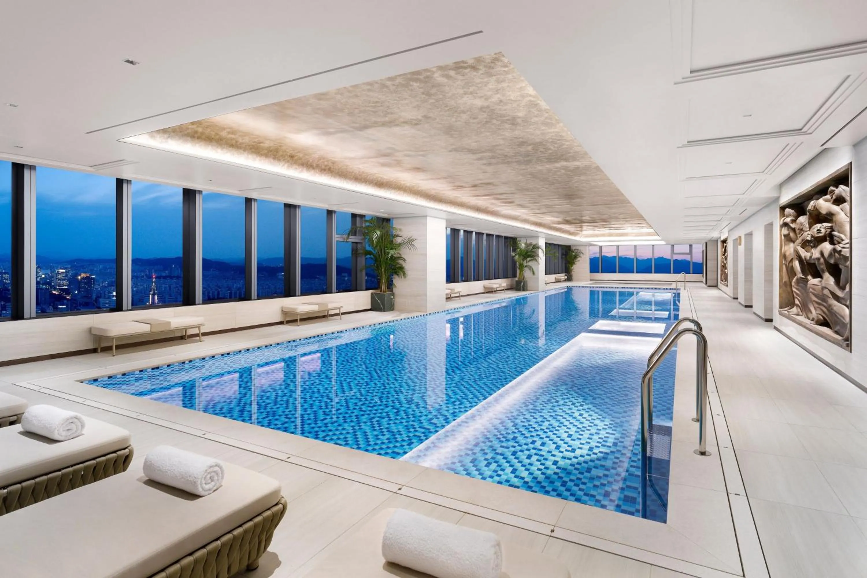 Swimming pool in Hotel Onoma Daejeon, Autograph Collection