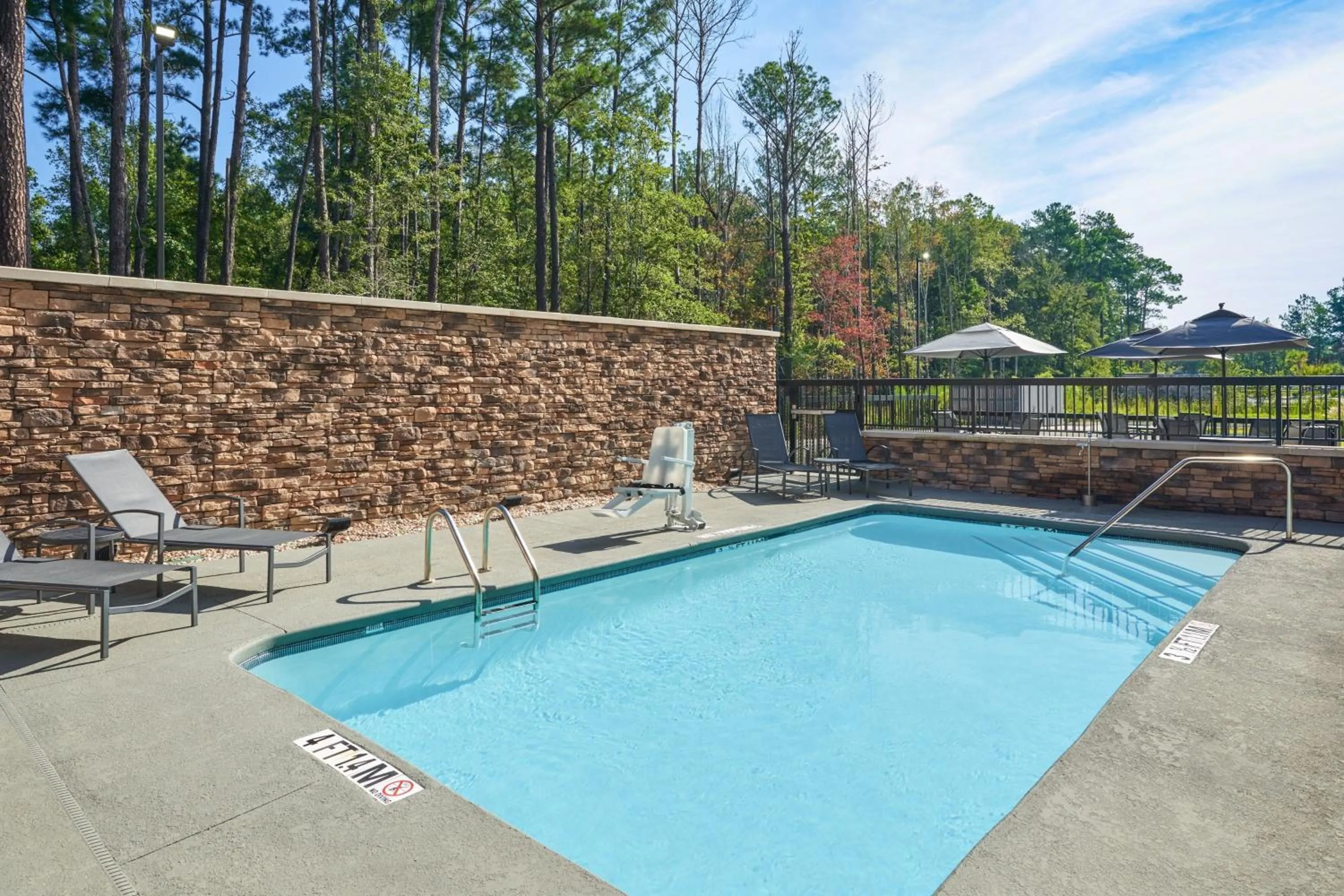 Swimming pool in Fairfield by Marriott Inn & Suites Hardeeville I-95 North