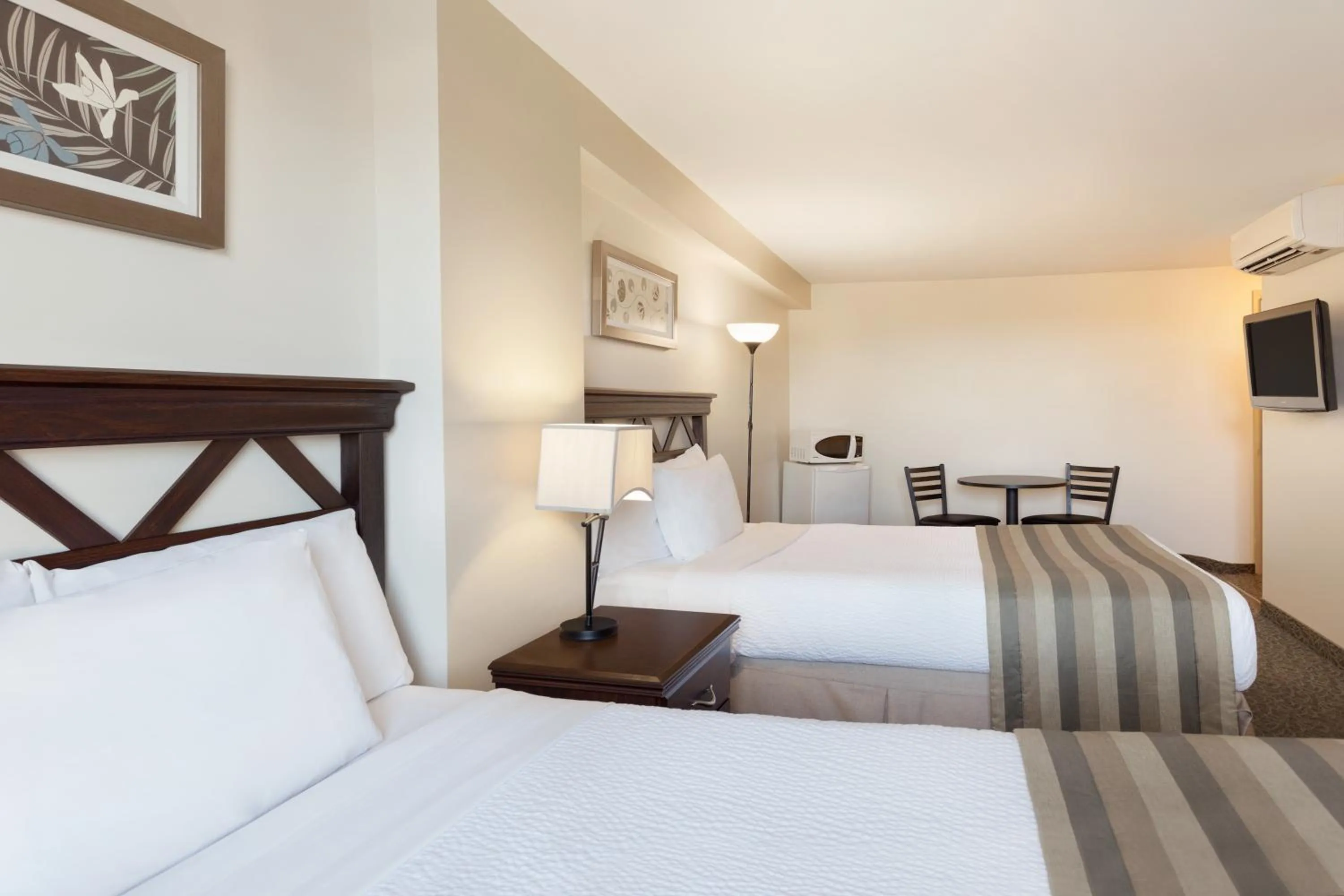 Bedroom, Bed in Days Inn by Wyndham Montreal East