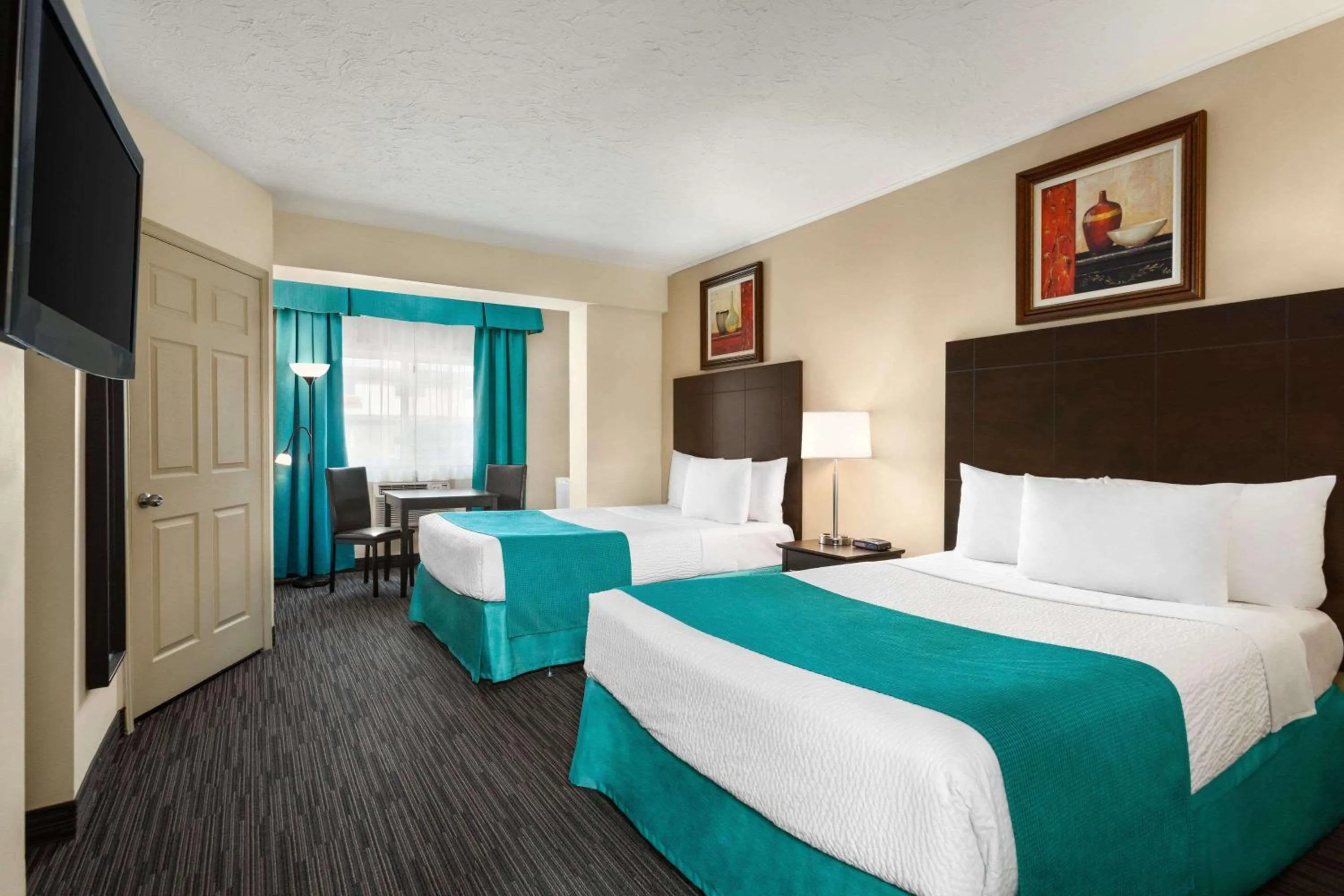 Photo of the whole room, Bed in Days Inn by Wyndham Montreal East