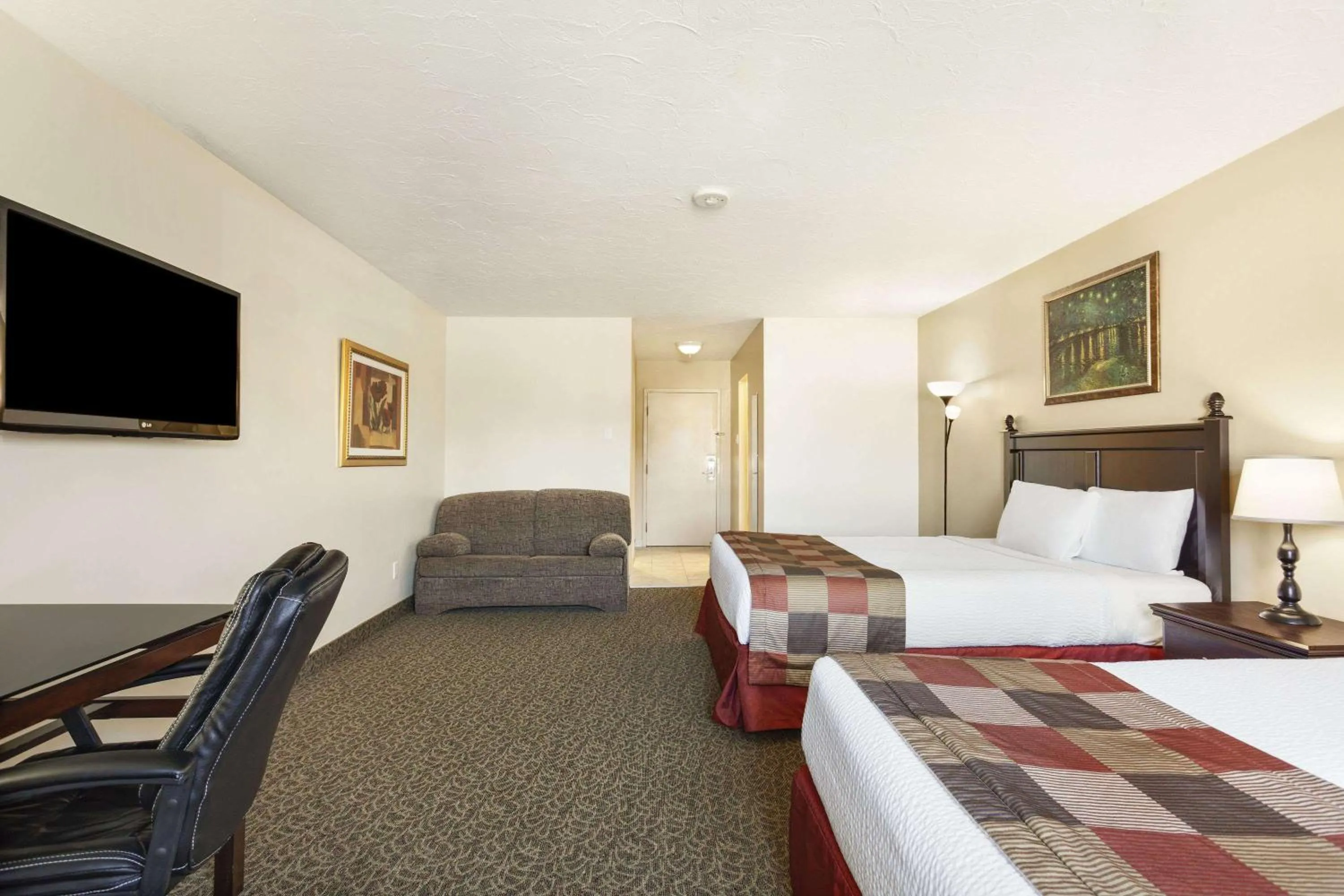 Photo of the whole room, Bed in Days Inn by Wyndham Montreal East